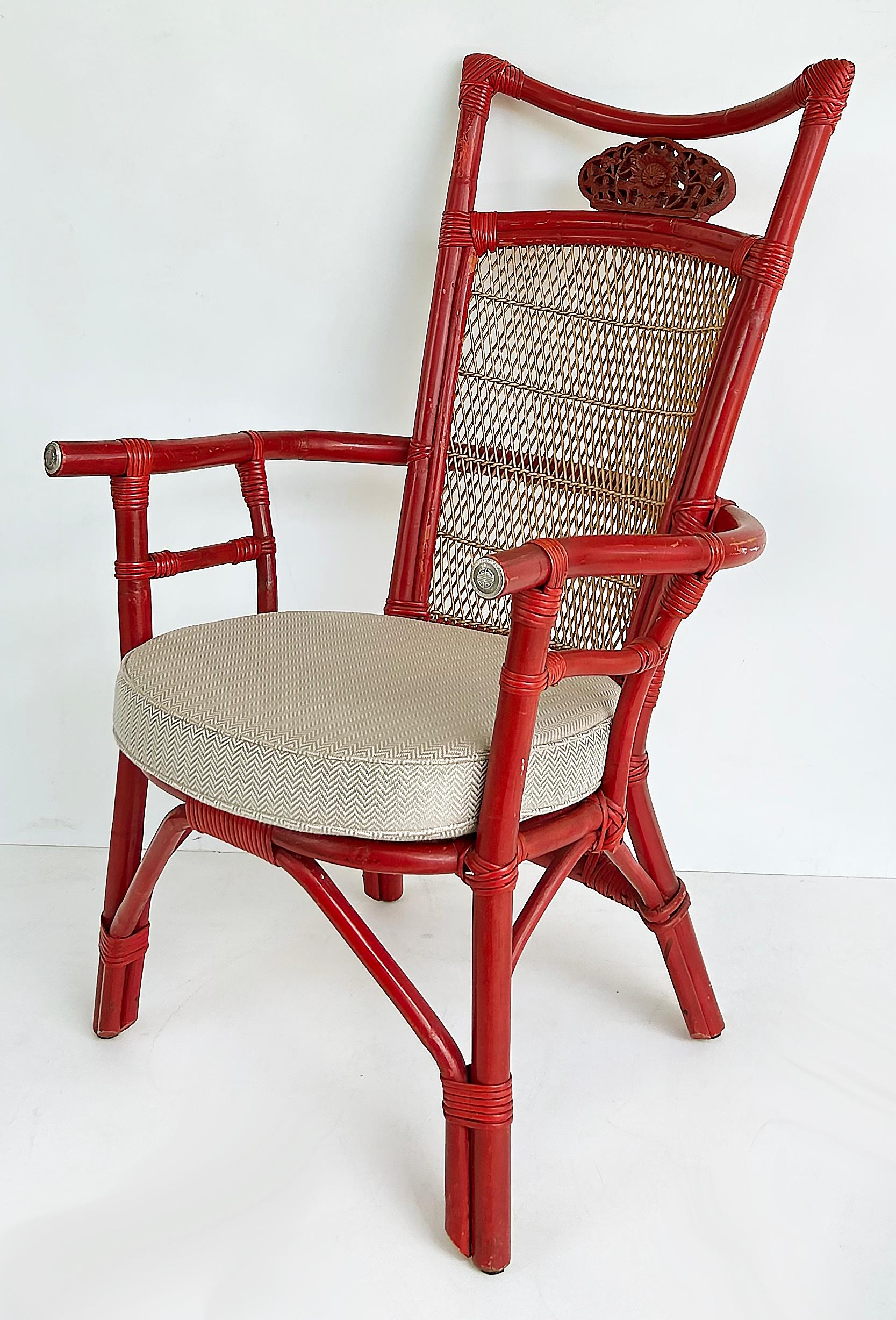 Vintage Chinoiserie Style Rot lackierter Rattansessel mit gepolstertem Sitz im Angebot 3
