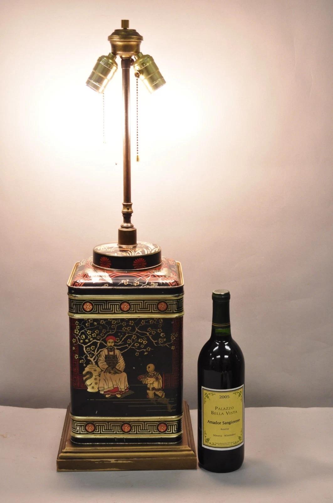 Lámparas de sobremesa inglesas decoradas con pintura cuadrada de metal Chinoiserie Tole Vintage - un par. Mediados del siglo XX. Medidas: 28