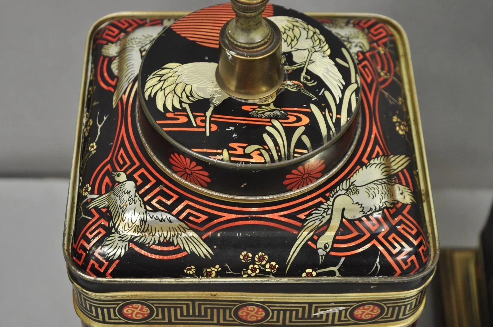 Lámparas de sobremesa inglesas cuadradas de metal Tole de la Chinoiserie de la vendimia - un par siglo XX en venta