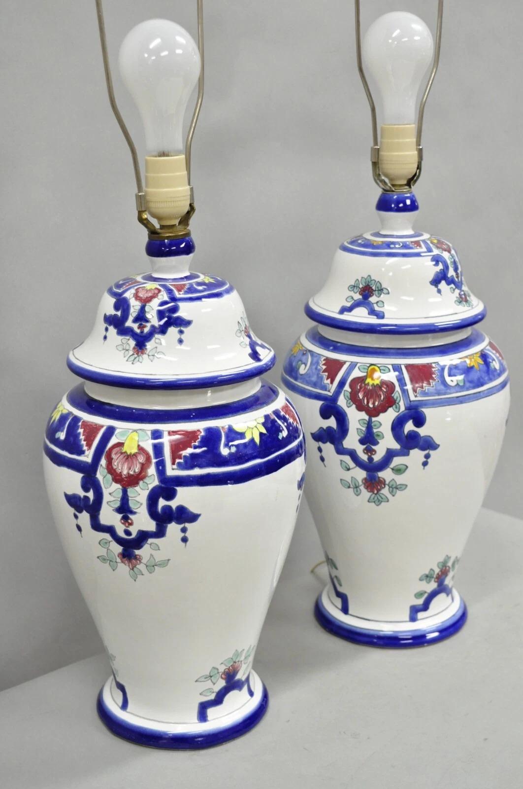 Vintage Chinoiserie Blanc Bleu Porcelaine Céramique Lampe de table Jardiniere - a Pair en vente 4