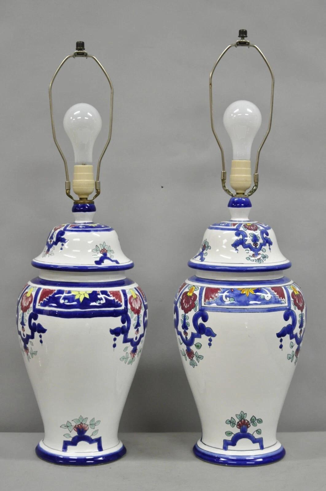 Vintage Chinoiserie Blanc Bleu Porcelaine Céramique Lampe de table Jardiniere - a Pair en vente 5