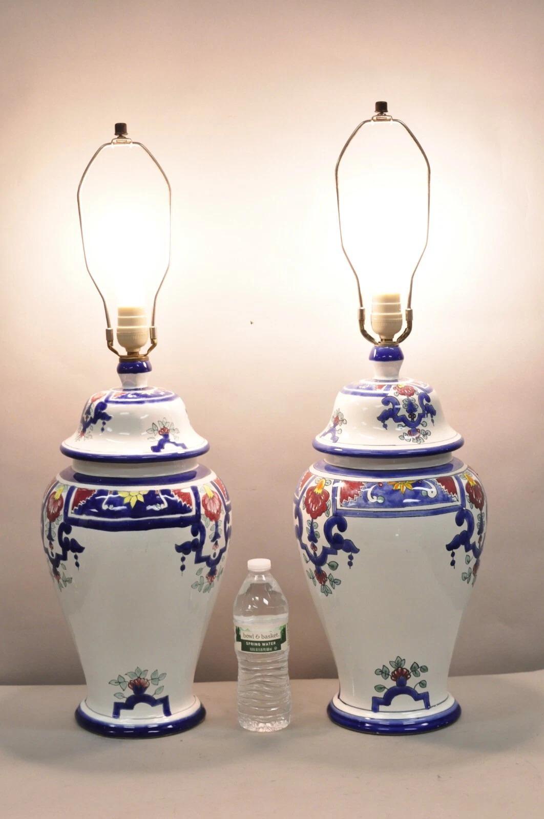 Vintage Chinoiserie Blanc Bleu Porcelaine Céramique Jardiniere Ginger Jar Lampes de table - a Pair. Circa Late 20th Century. Dimensions : 29