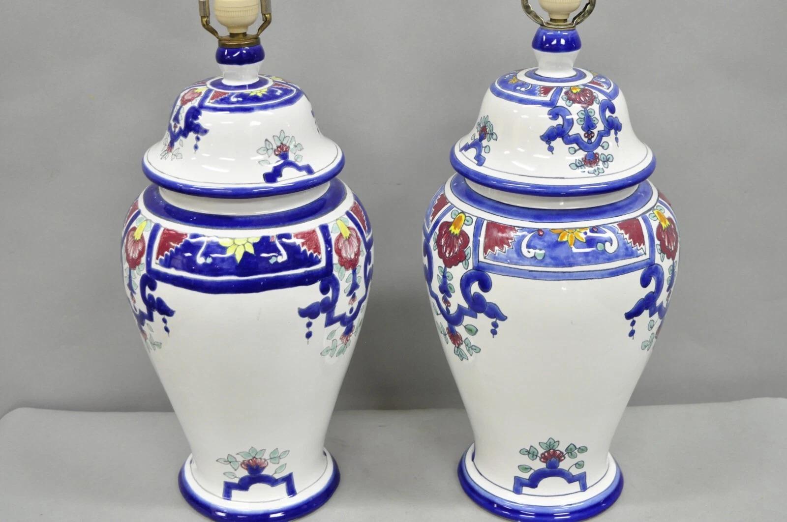 Chinoiseries Vintage Chinoiserie Blanc Bleu Porcelaine Céramique Lampe de table Jardiniere - a Pair en vente