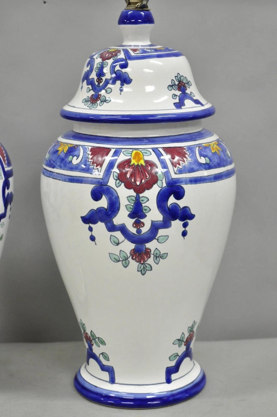 Inconnu Vintage Chinoiserie Blanc Bleu Porcelaine Céramique Lampe de table Jardiniere - a Pair en vente