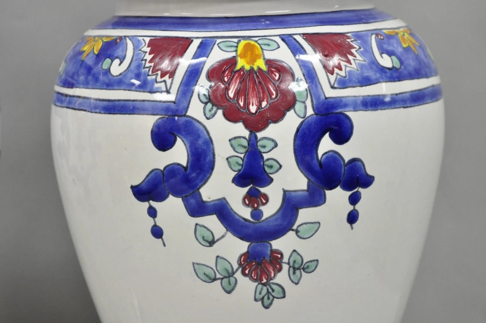 Vintage Chinoiserie Blanc Bleu Porcelaine Céramique Lampe de table Jardiniere - a Pair Bon état - En vente à Philadelphia, PA