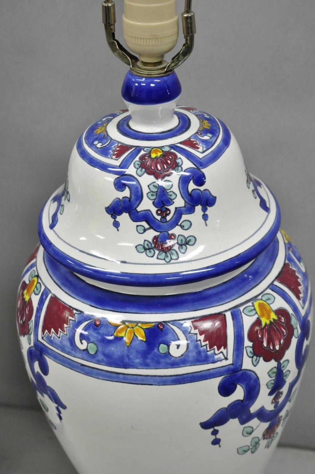20ième siècle Vintage Chinoiserie Blanc Bleu Porcelaine Céramique Lampe de table Jardiniere - a Pair en vente
