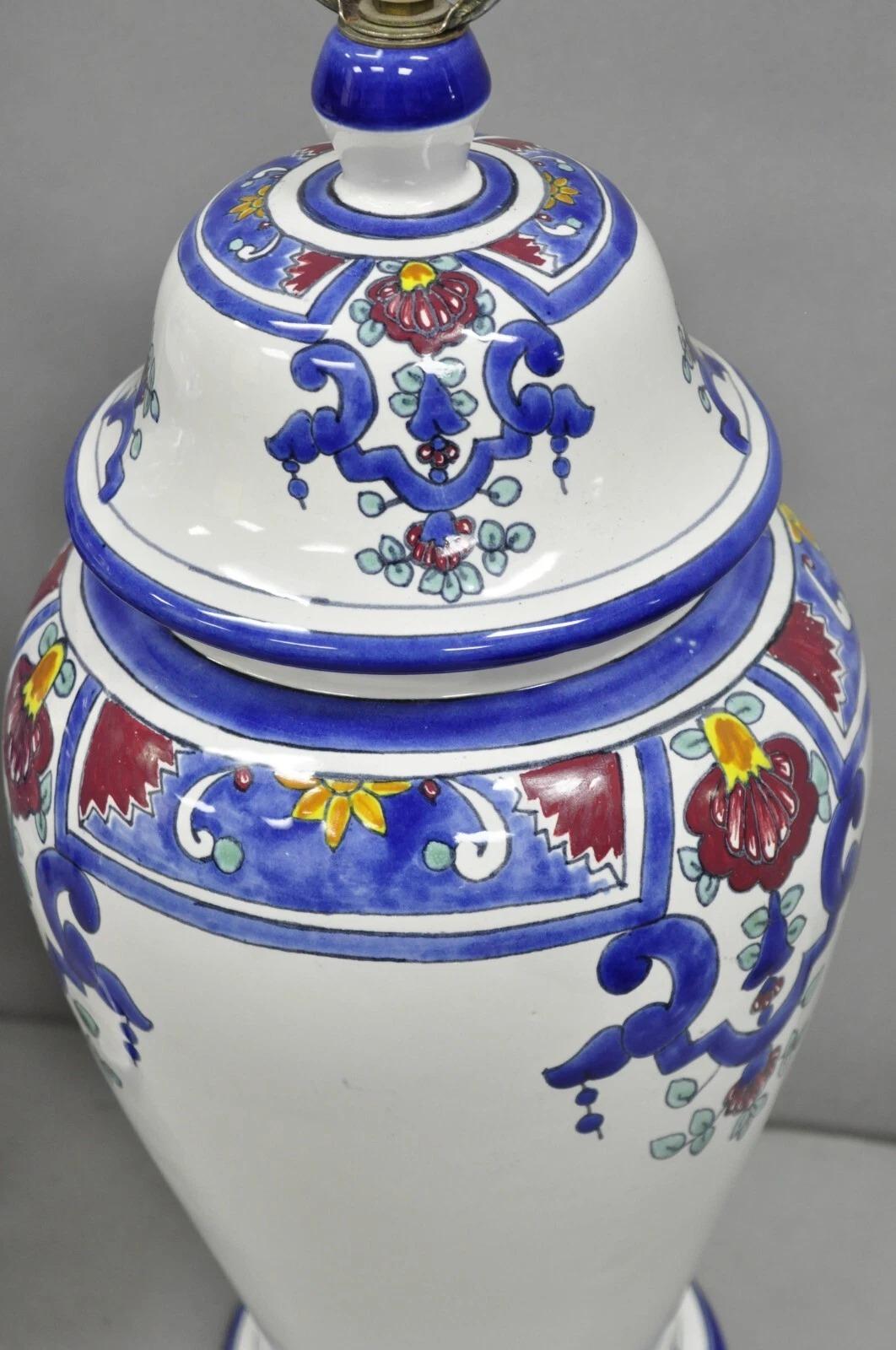 Vintage Chinoiserie Blanc Bleu Porcelaine Céramique Lampe de table Jardiniere - a Pair en vente 1