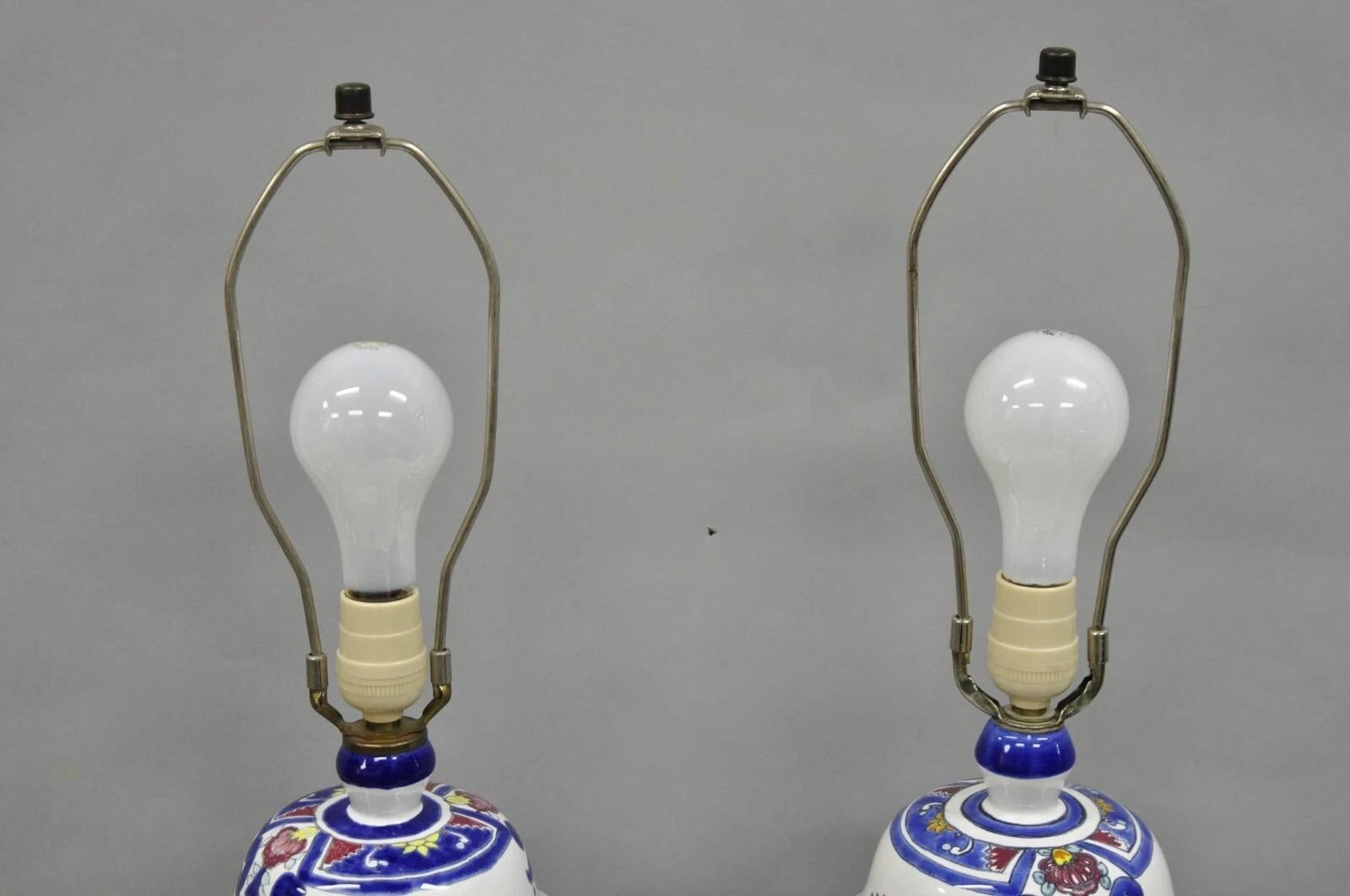 Vintage Chinoiserie Blanc Bleu Porcelaine Céramique Lampe de table Jardiniere - a Pair en vente 2