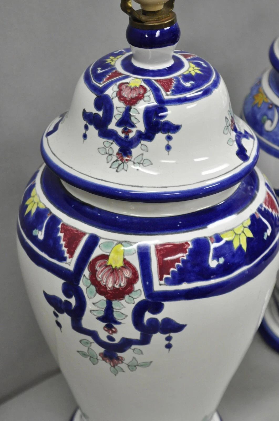 Vintage Chinoiserie Blanc Bleu Porcelaine Céramique Lampe de table Jardiniere - a Pair en vente 3