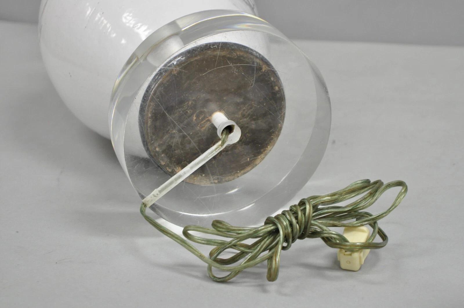 Vintage Chinoiserie Jarrón Jardinera de Cerámica Blanca Lámpara de Mesa Oriental sobre Lucite en venta 3