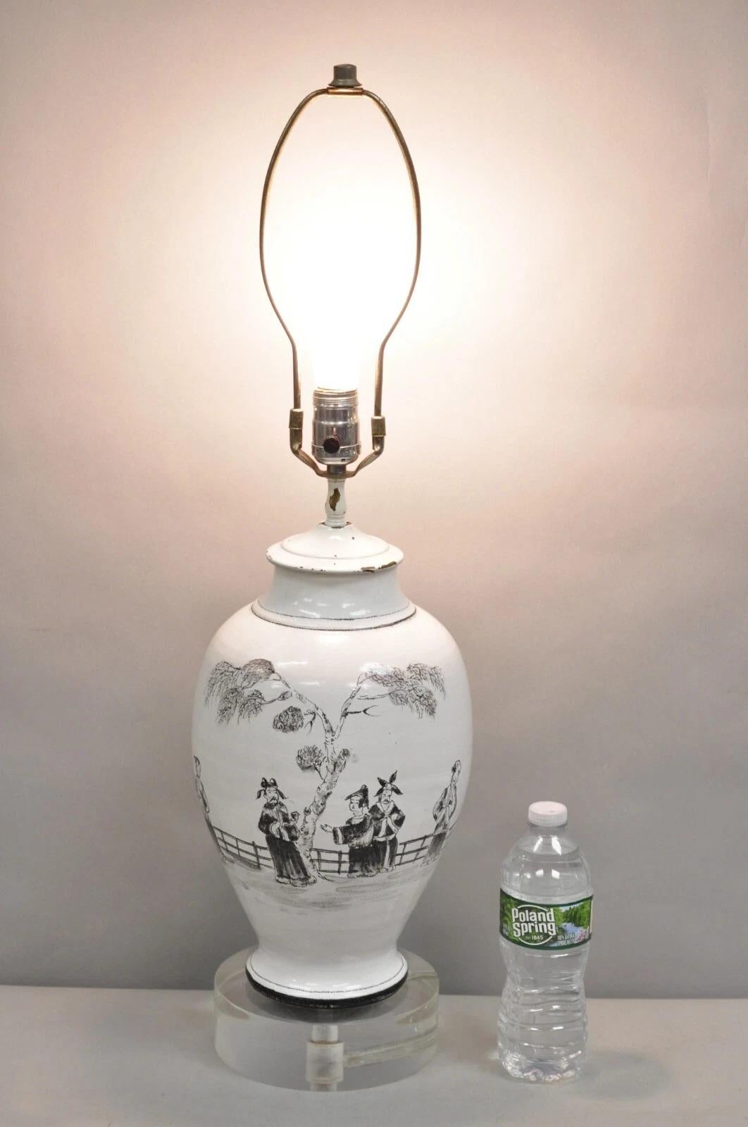 Vintage Chinoiserie Jarrón Jardinera de Cerámica Blanca Lámpara de Sobremesa Pintada Oriental sobre Base de Lucite. Mediados del siglo XX. Medidas: 29