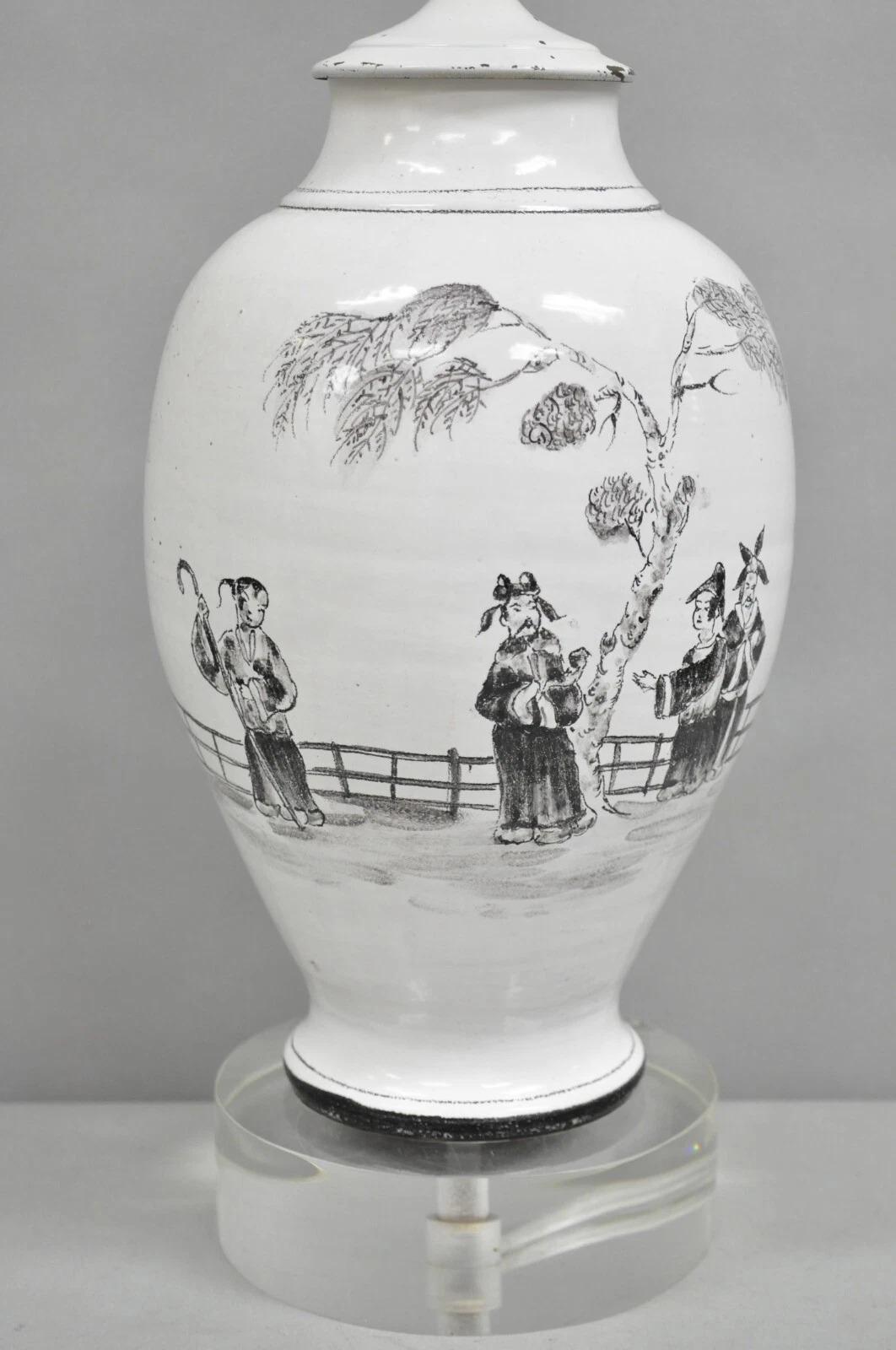 Vintage Chinoiserie Jarrón Jardinera de Cerámica Blanca Lámpara de Mesa Oriental sobre Lucite Moderno de mediados de siglo en venta