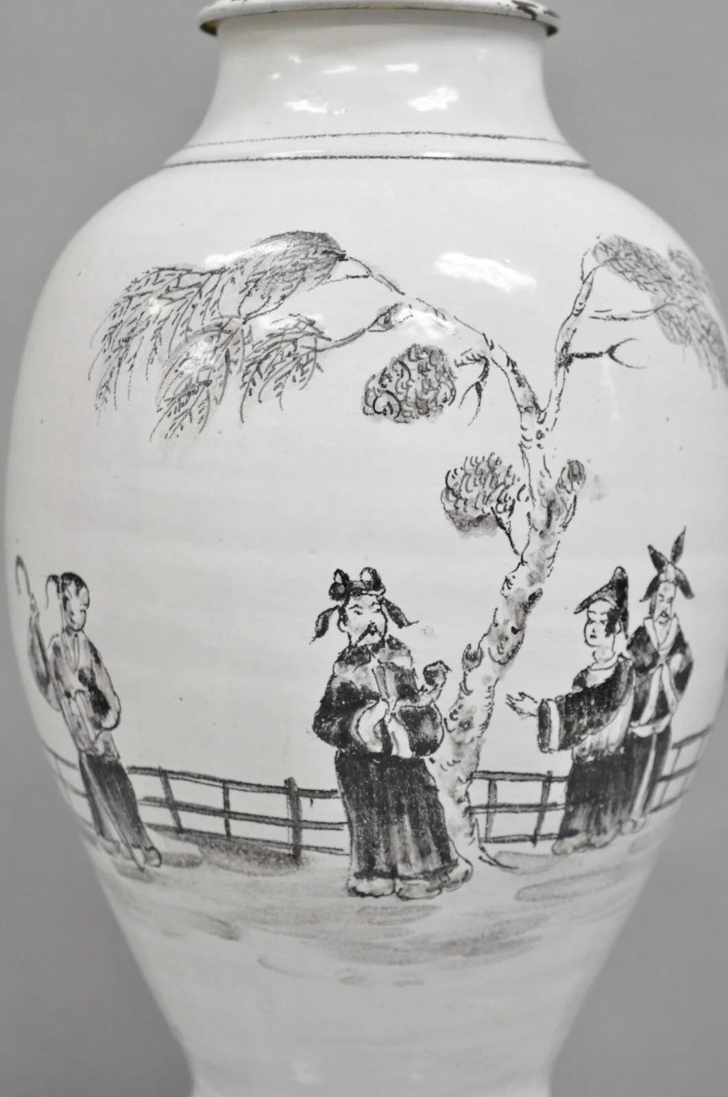 Vintage Chinoiserie Jarrón Jardinera de Cerámica Blanca Lámpara de Mesa Oriental sobre Lucite Desconocido en venta