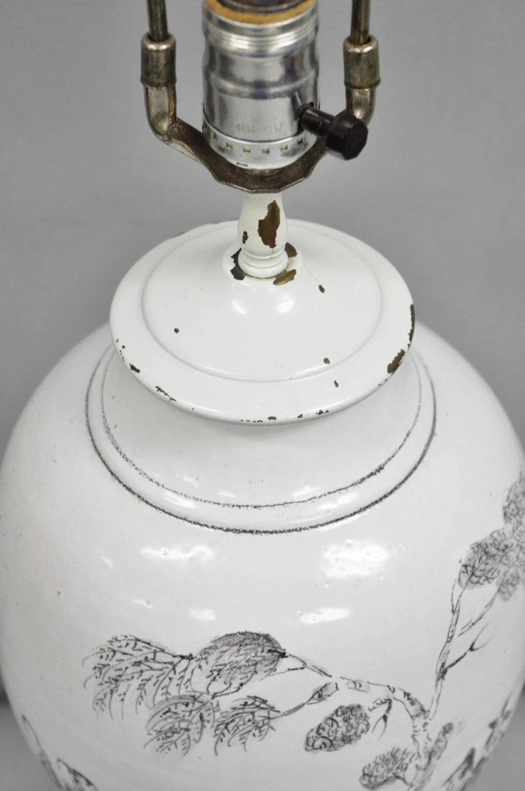 Vintage Chinoiserie Jarrón Jardinera de Cerámica Blanca Lámpara de Mesa Oriental sobre Lucite Cerámico en venta