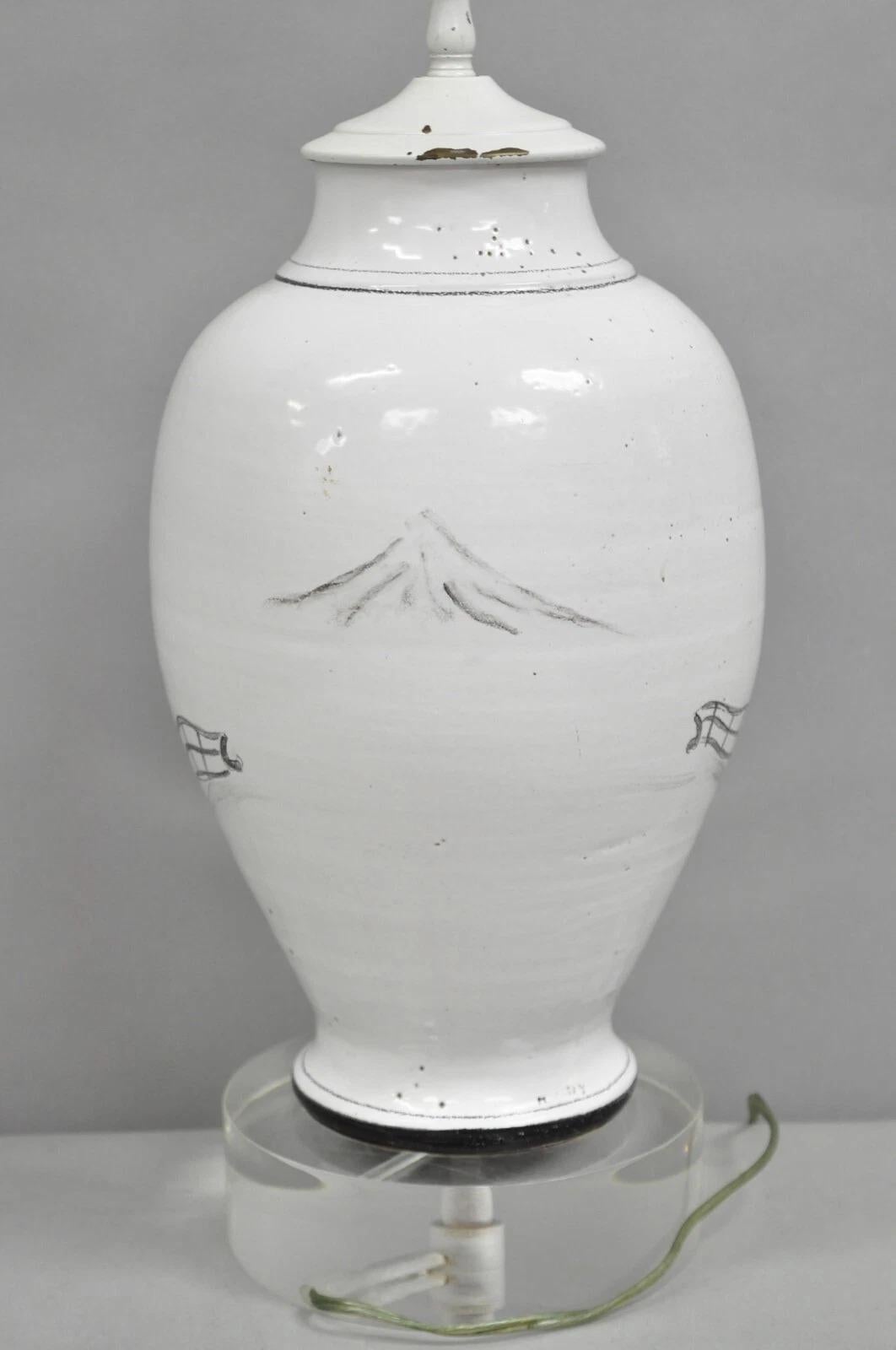 Vintage Chinoiserie Jarrón Jardinera de Cerámica Blanca Lámpara de Mesa Oriental sobre Lucite en venta 1