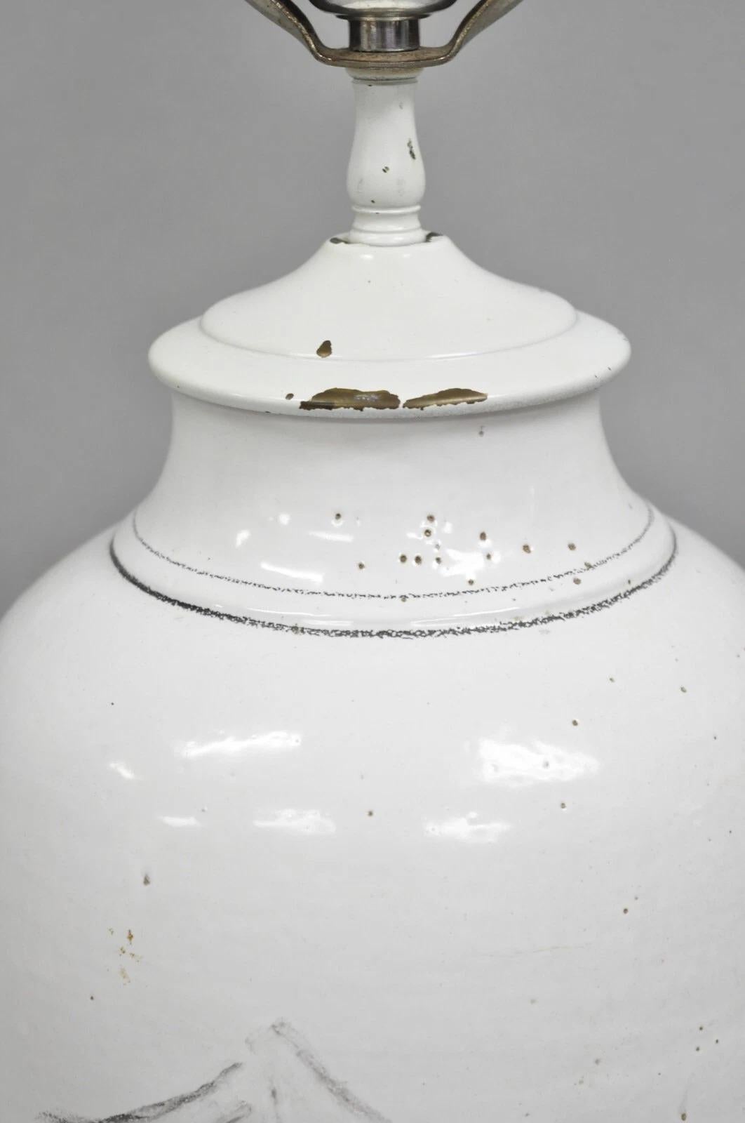 Vintage Chinoiserie Jarrón Jardinera de Cerámica Blanca Lámpara de Mesa Oriental sobre Lucite en venta 2