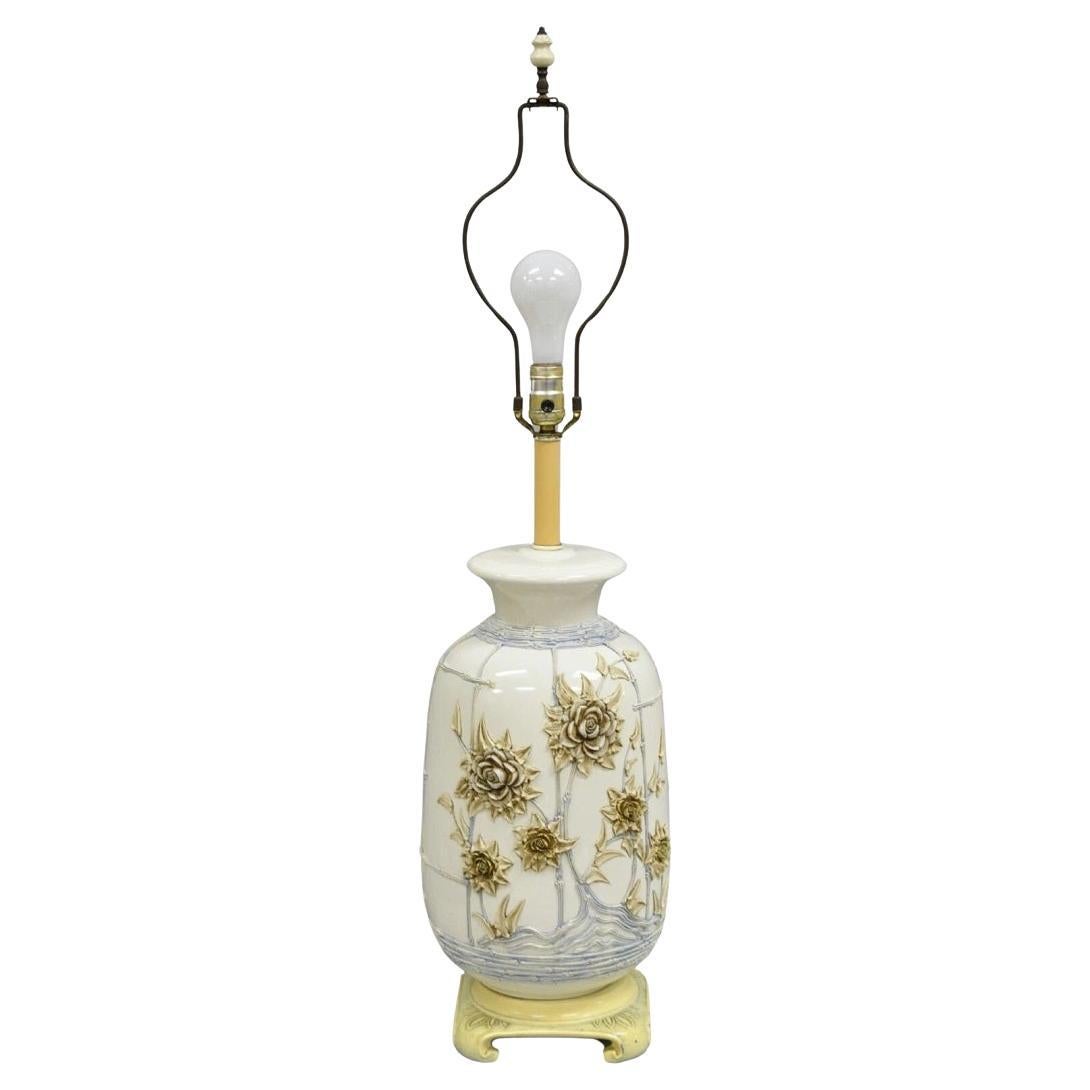 Vintage Chinoiserie Jardinere-Tischlampe aus weißem Porzellan mit applizierten Blumen, Chinoiserie