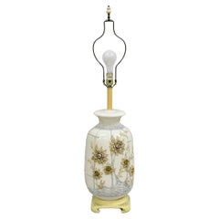 Vintage Chinoiserie Jardinere-Tischlampe aus weißem Porzellan mit applizierten Blumen, Chinoiserie