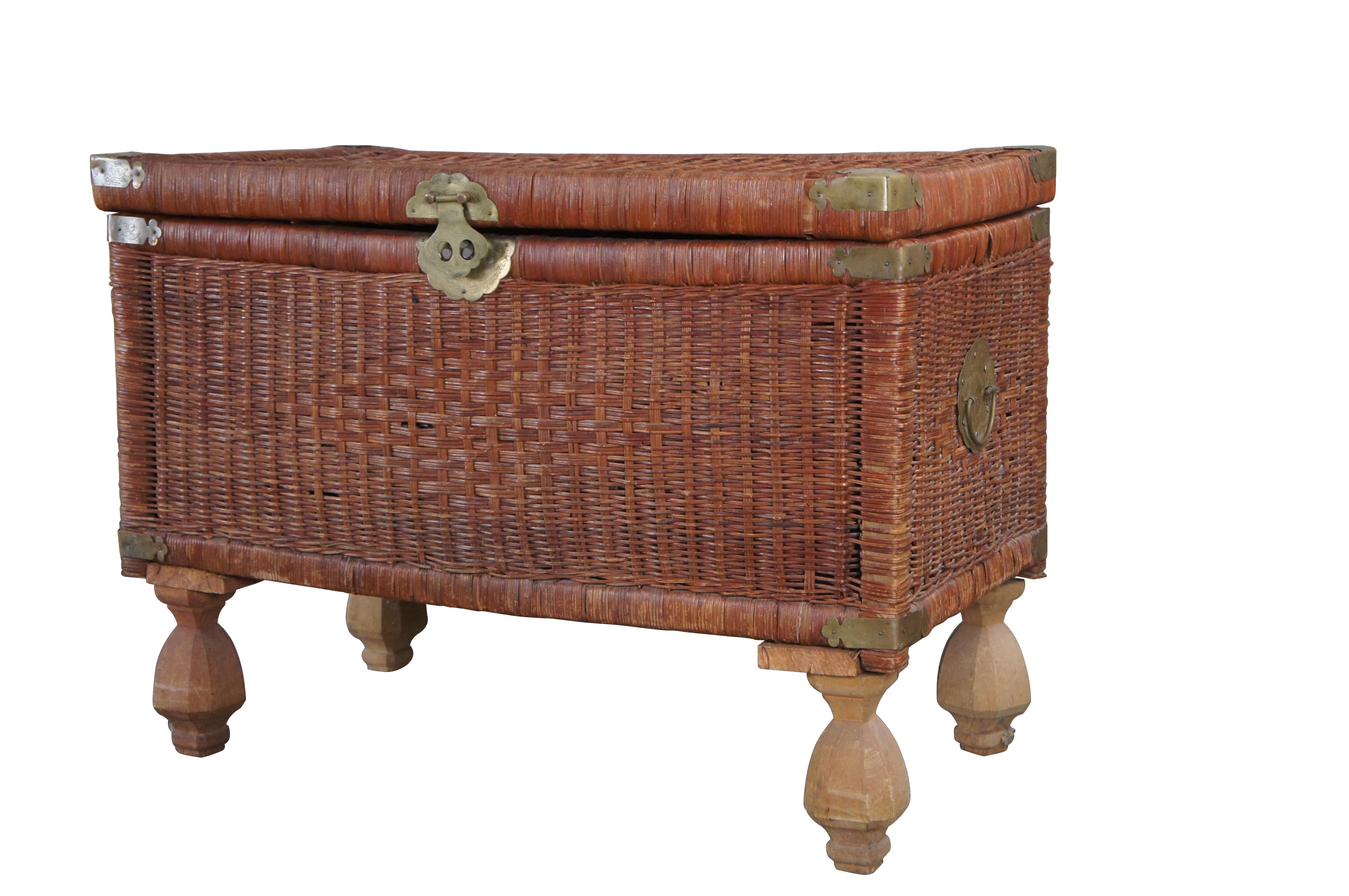 Vintage Chinoiserie Wicker & Brass Trunk Storage Chest Footed Trunk Boho Chic In Good Condition In Dayton, OH