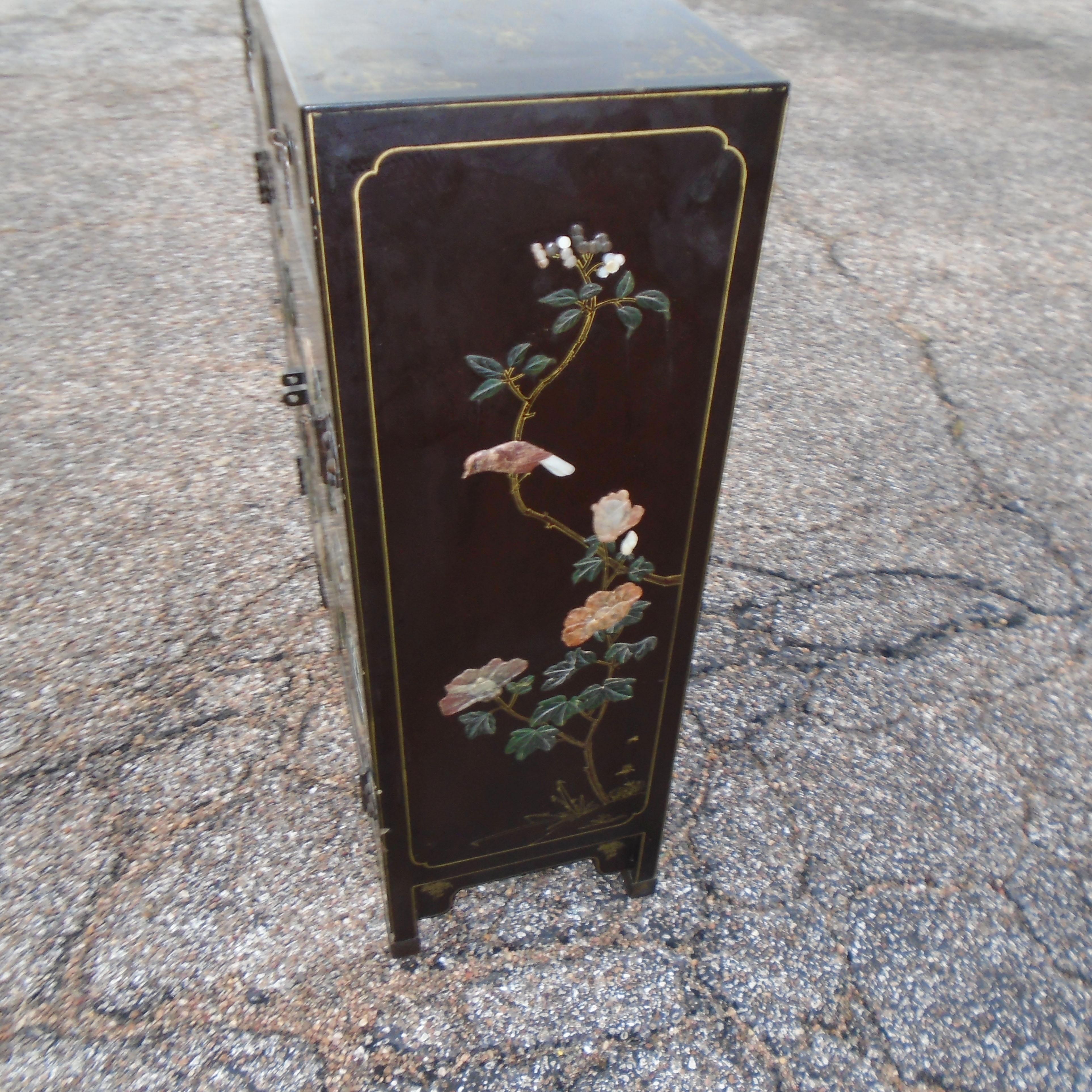 Vintage Chinosarie Lacquered Wood Small Cabinet 3