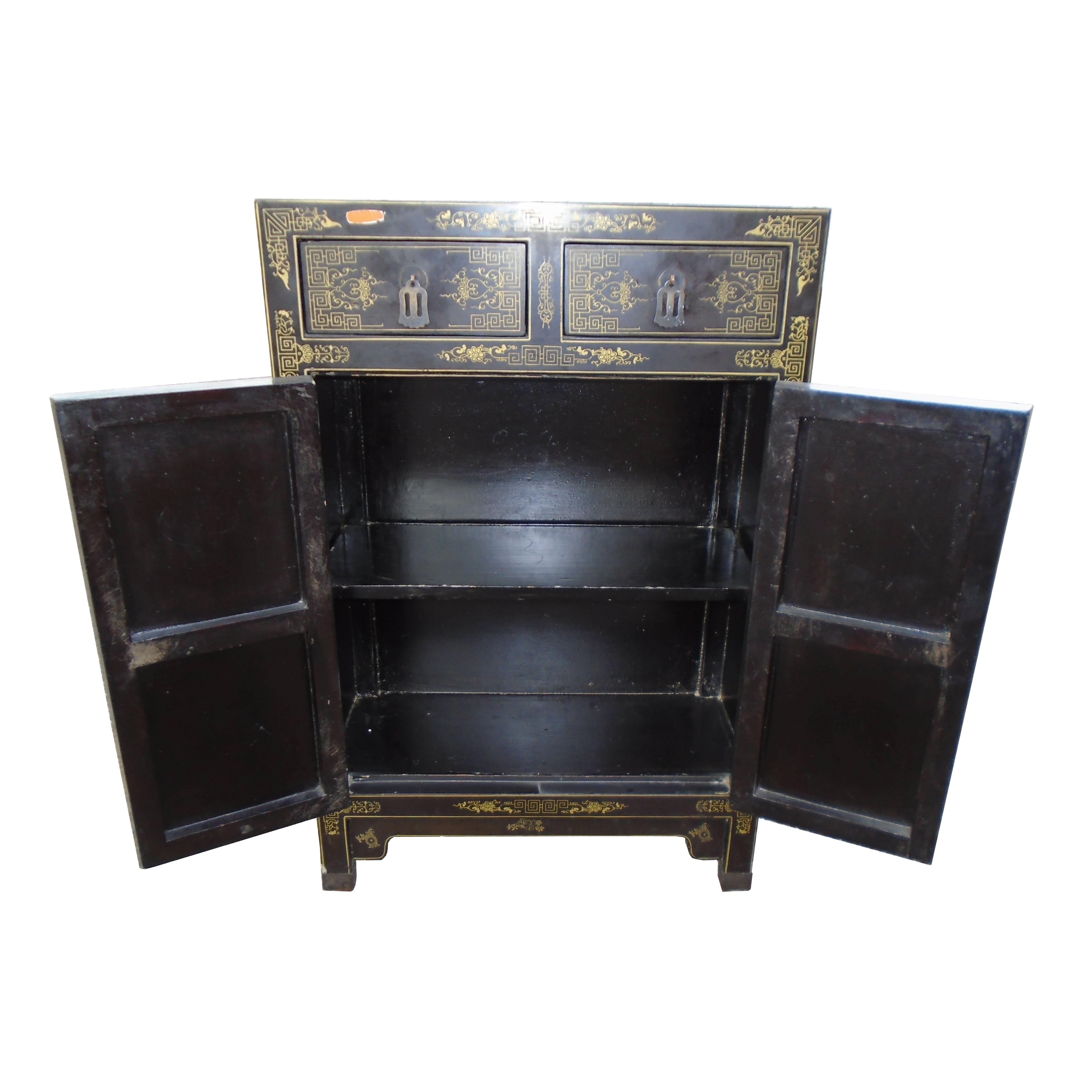 Vintage Chinosarie Lacquered Wood Small Cabinet In Good Condition In Pasadena, TX