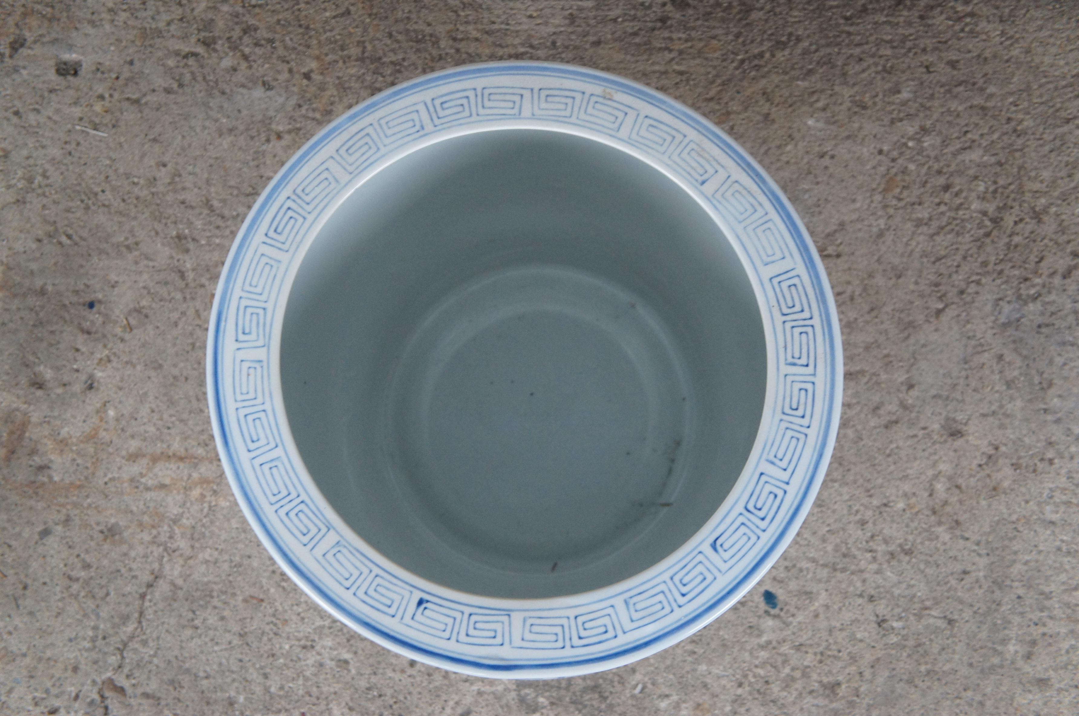 Blau-weiße Chinse-Fischschale/Pflanzgefäßschale/Blumentopf aus Keramik mit Blumenmuster aus Chinoiserie (20. Jahrhundert) im Angebot