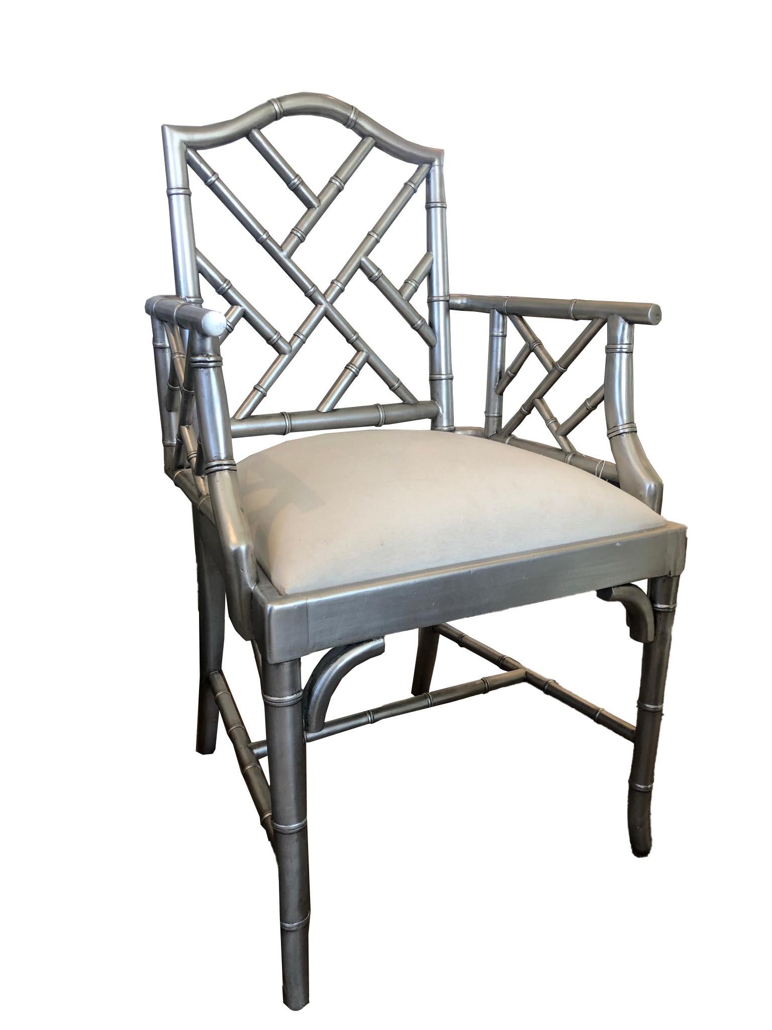 Paire de fauteuils de style Chippendale en bambou, peints à l'argent. Les sièges en lin sont blancs avec un rembourrage plus récent.