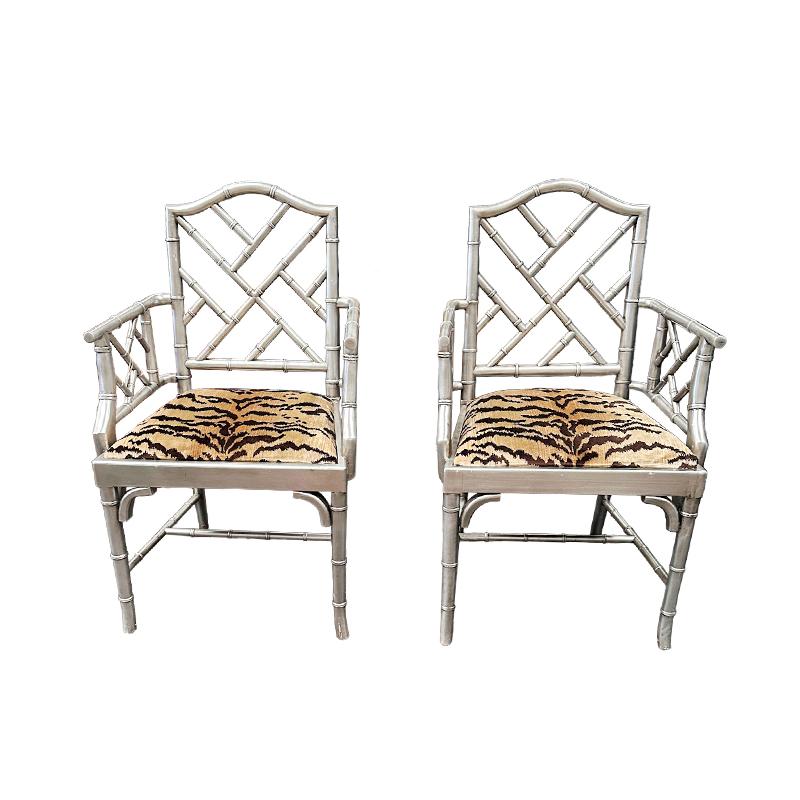 Vintage Hollywood Regency pintado de plata  Pareja de sillones estilo Chippendale de bambú. La tapicería está recién recuperada en un precioso estampado animal de Scalamandre


Para ver todos  nuestros anuncios en Tiffany Farha Design, desplázate