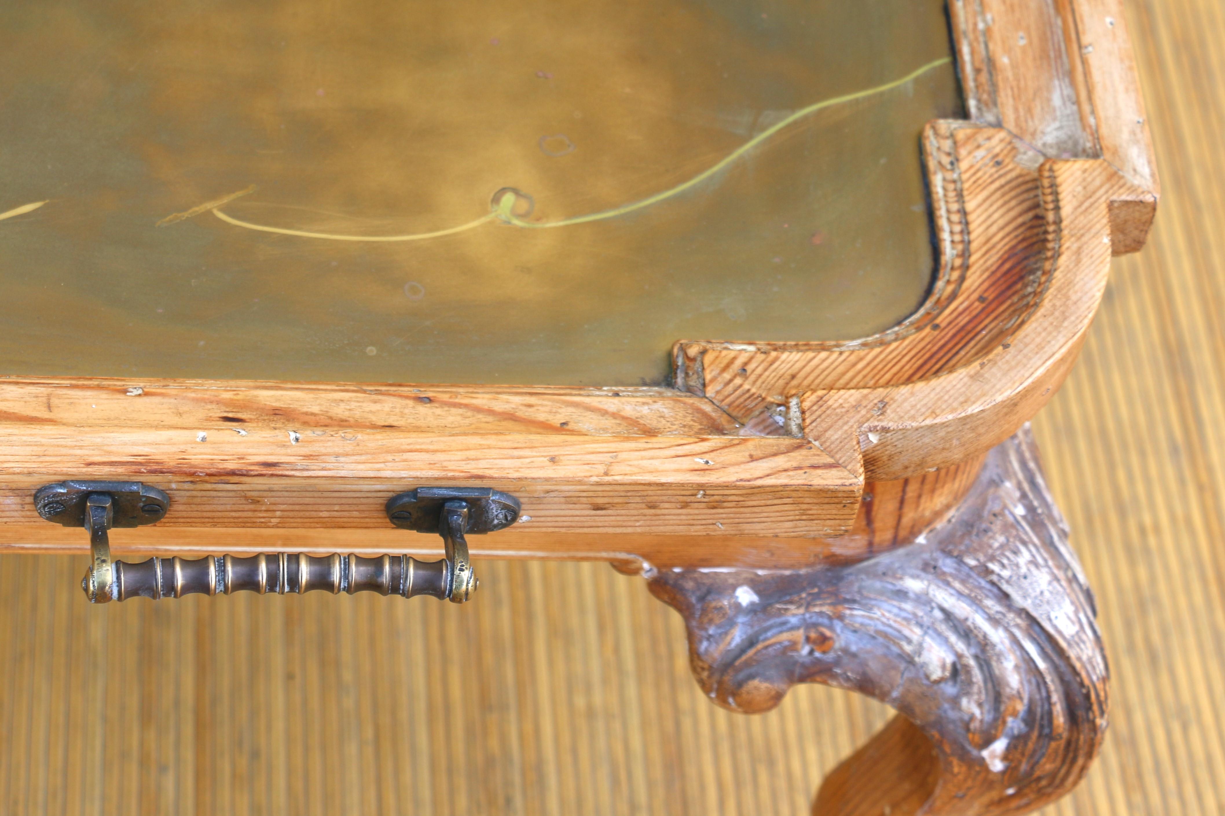 Table basse Chippendale vintage avec plateau en laiton et pin en vente 5