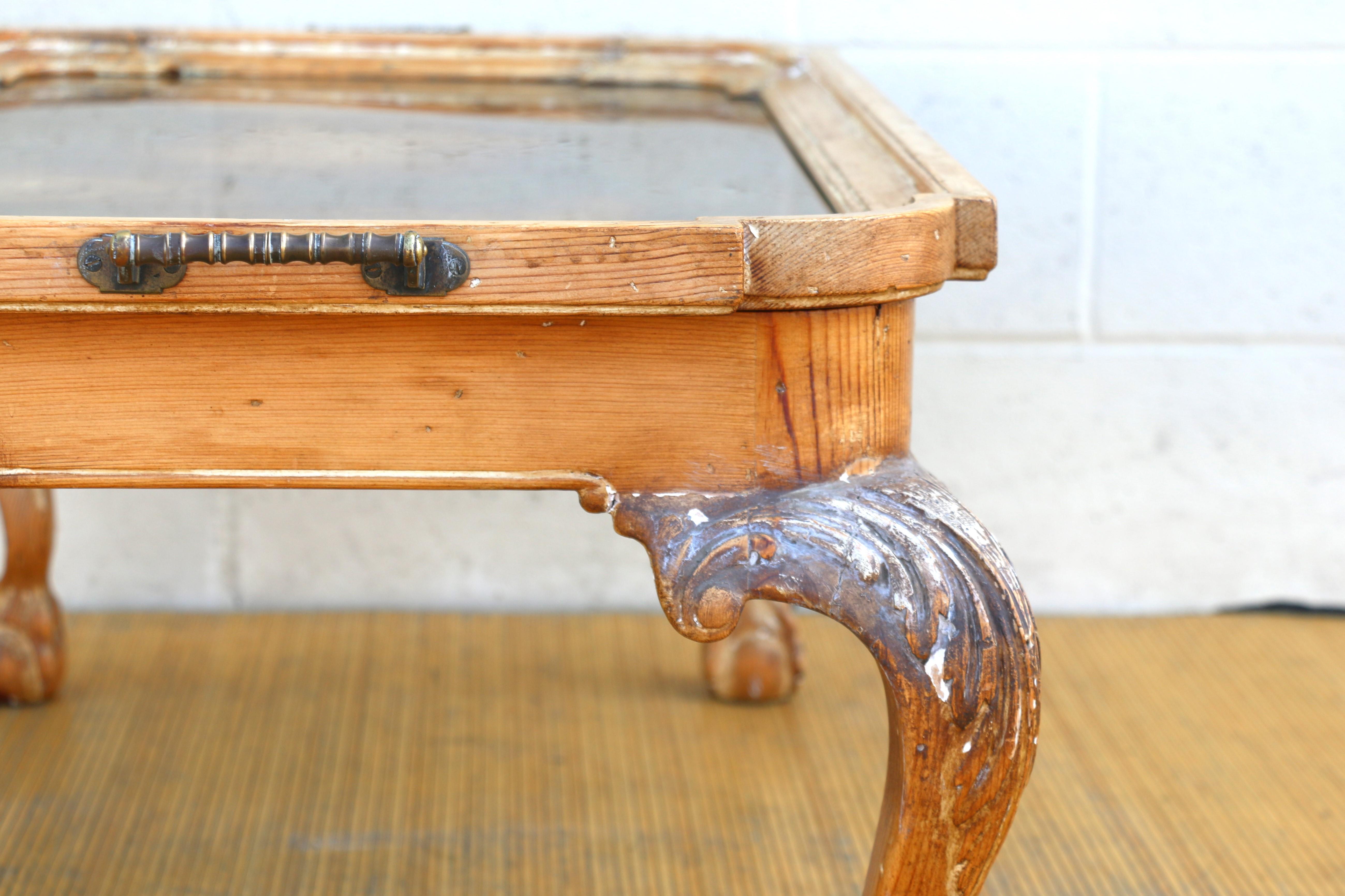 Table basse Chippendale vintage avec plateau en laiton et pin en vente 6