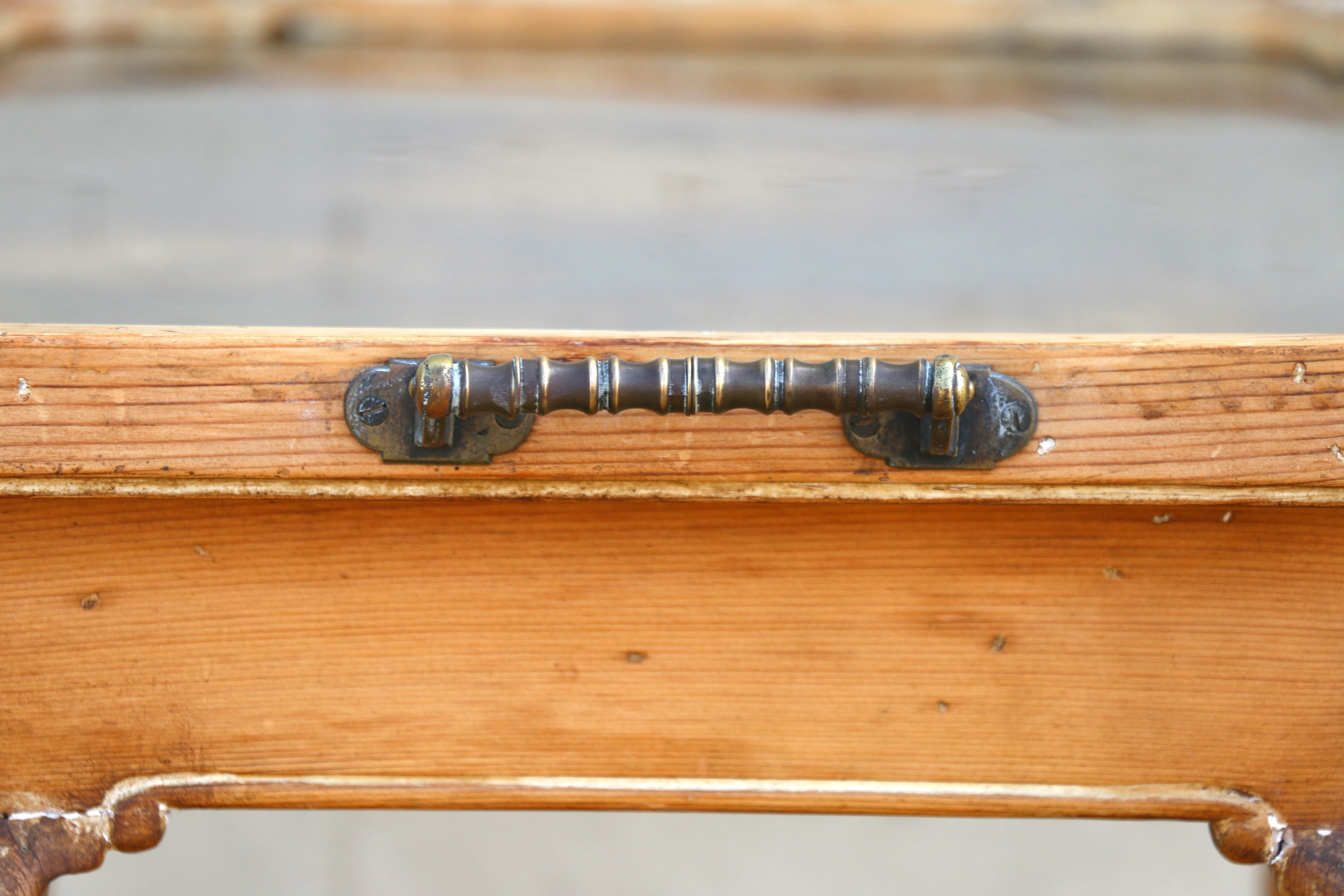 Table basse Chippendale vintage avec plateau en laiton et pin en vente 7