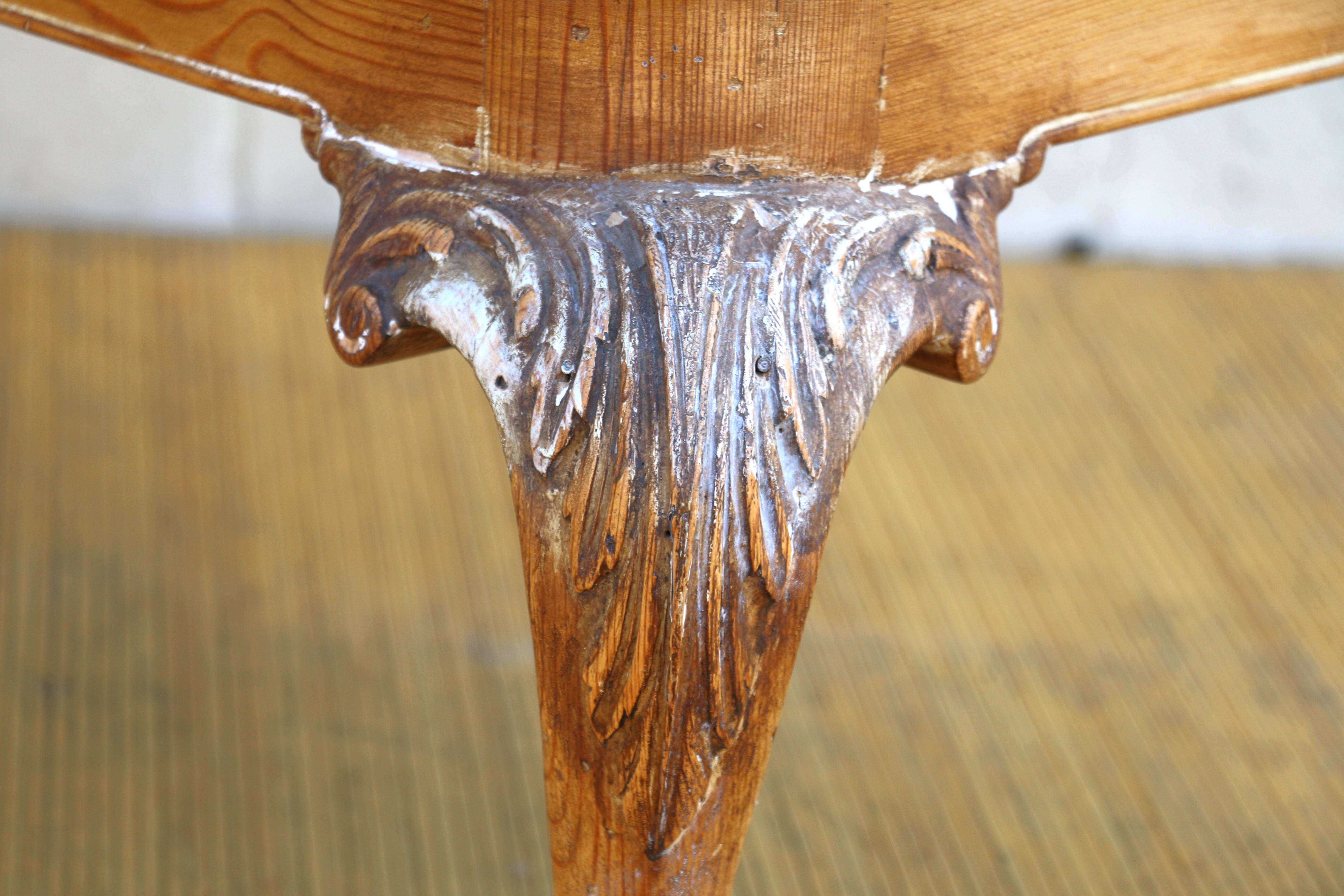Table basse Chippendale vintage avec plateau en laiton et pin en vente 9