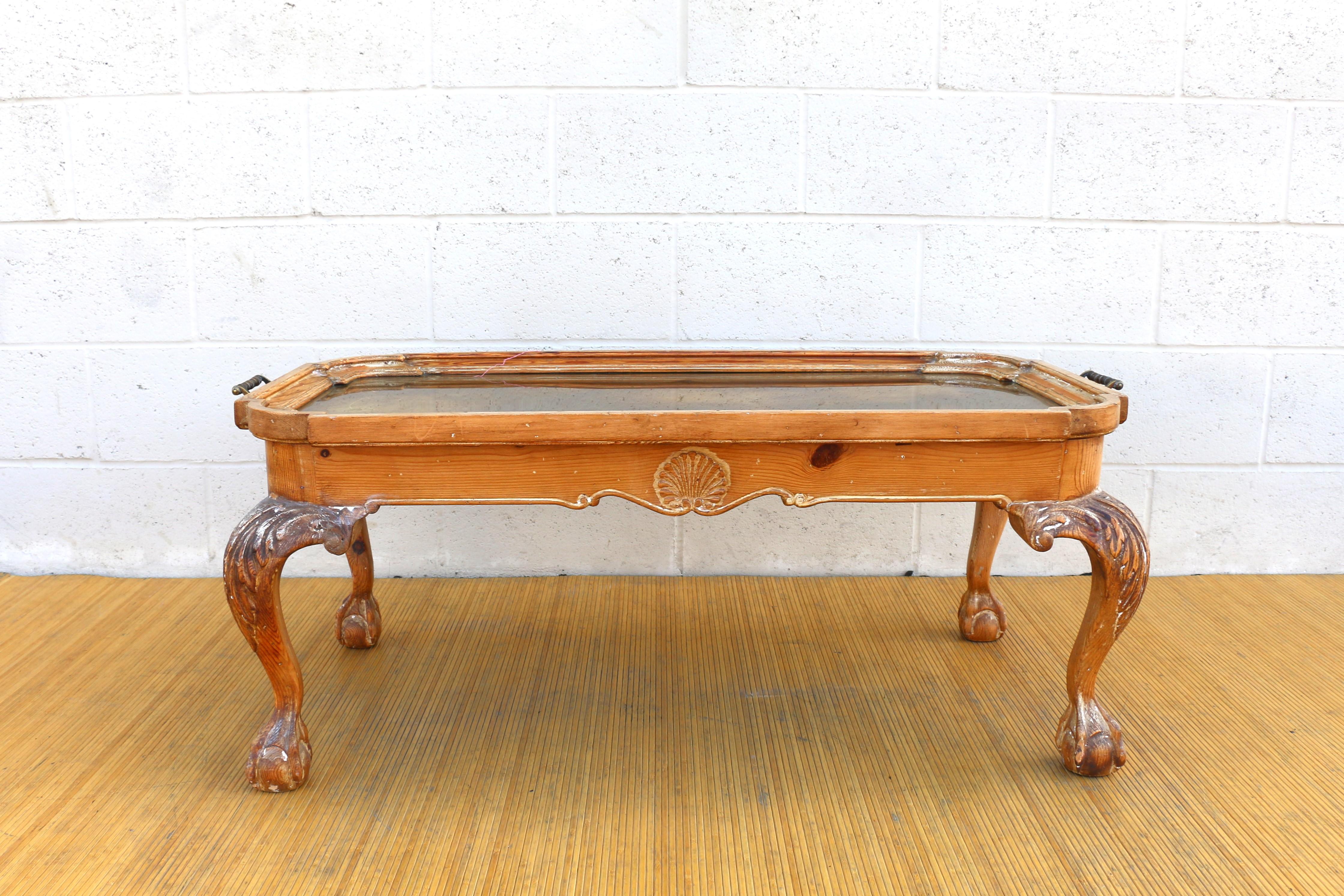 Merveilleuse table basse de style chippendale en pin massif et plateau en laiton avec cadre en pin. Il est également doté de poignées en laiton. Cette belle table est fabriquée en Espagne et porte le cachet dans le fond. L'état est assez bon. Il est