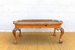 Mesa baja Chippendale vintage con bandeja de latón y pino