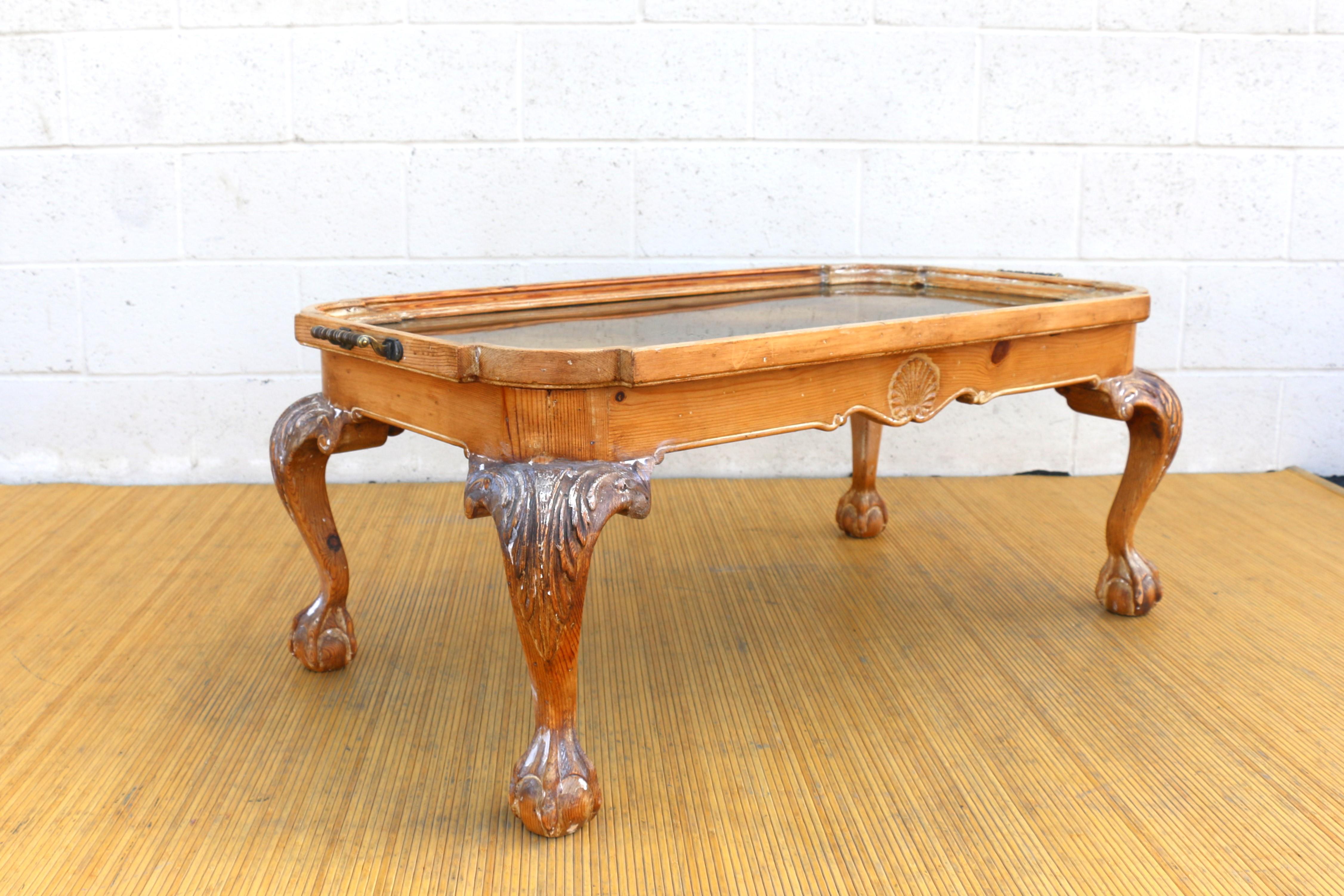 Espagnol Table basse Chippendale vintage avec plateau en laiton et pin en vente