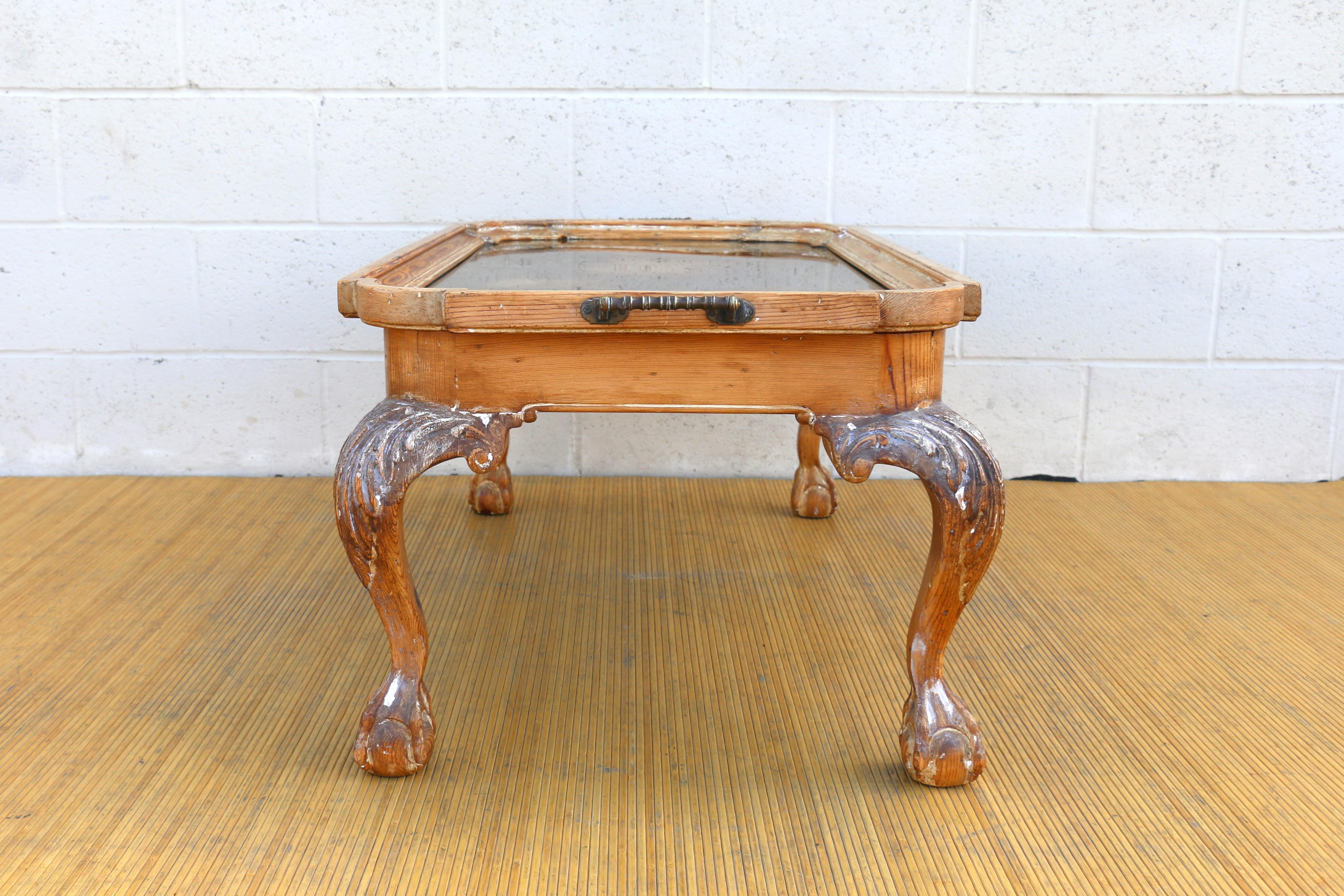 Table basse Chippendale vintage avec plateau en laiton et pin Bon état - En vente à North Hollywood, CA
