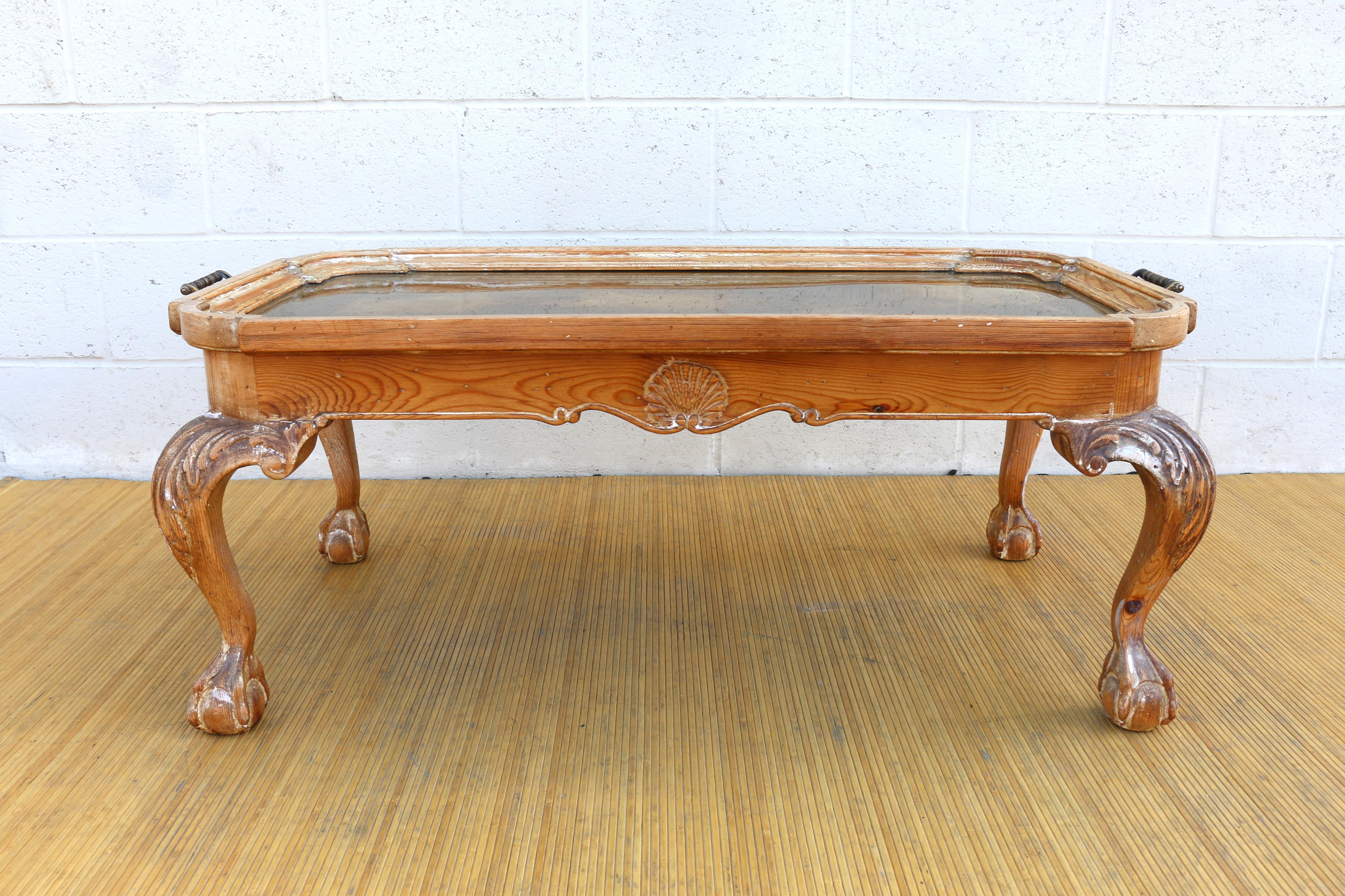 Milieu du XXe siècle Table basse Chippendale vintage avec plateau en laiton et pin en vente