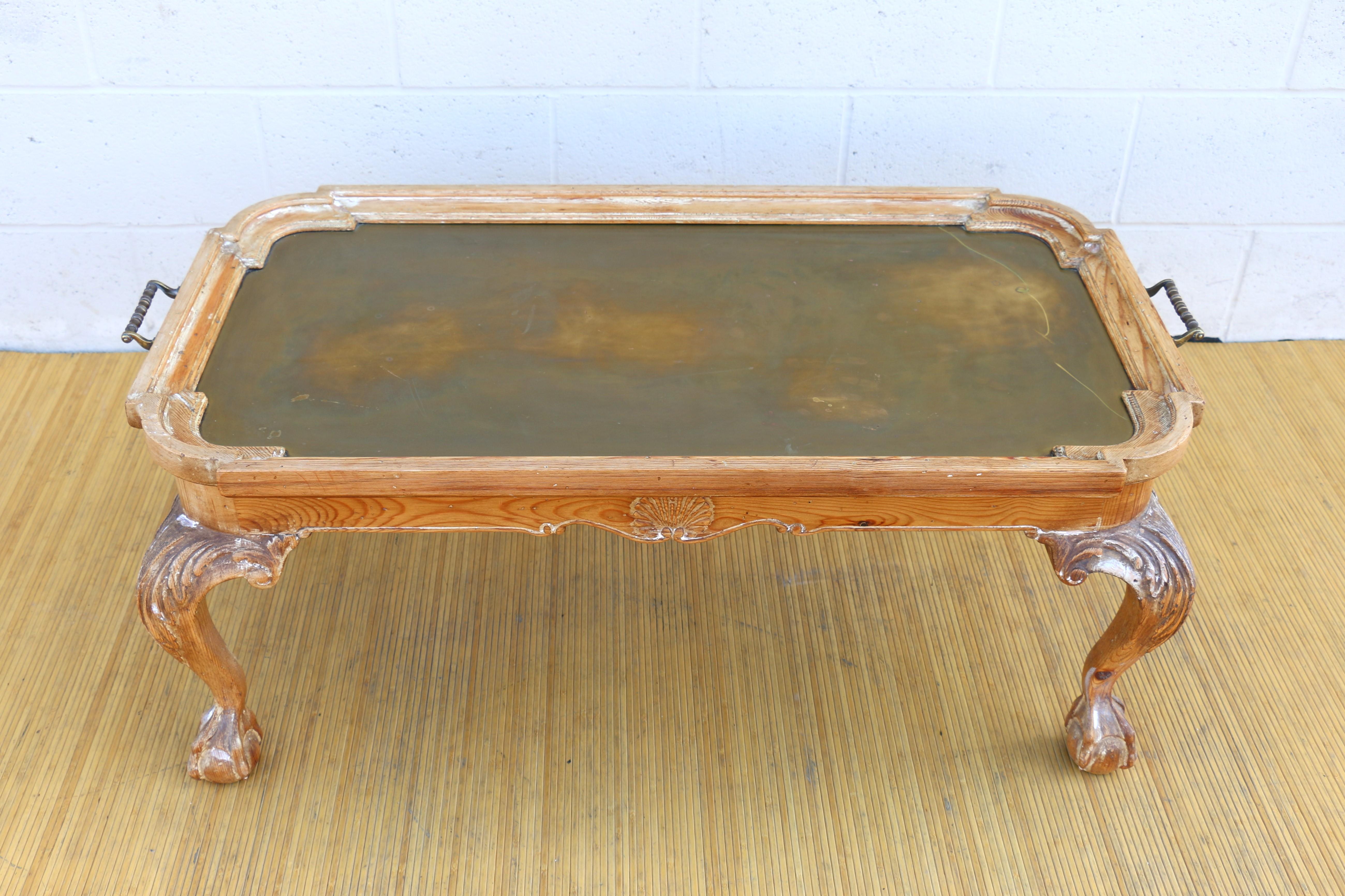 Table basse Chippendale vintage avec plateau en laiton et pin en vente 1