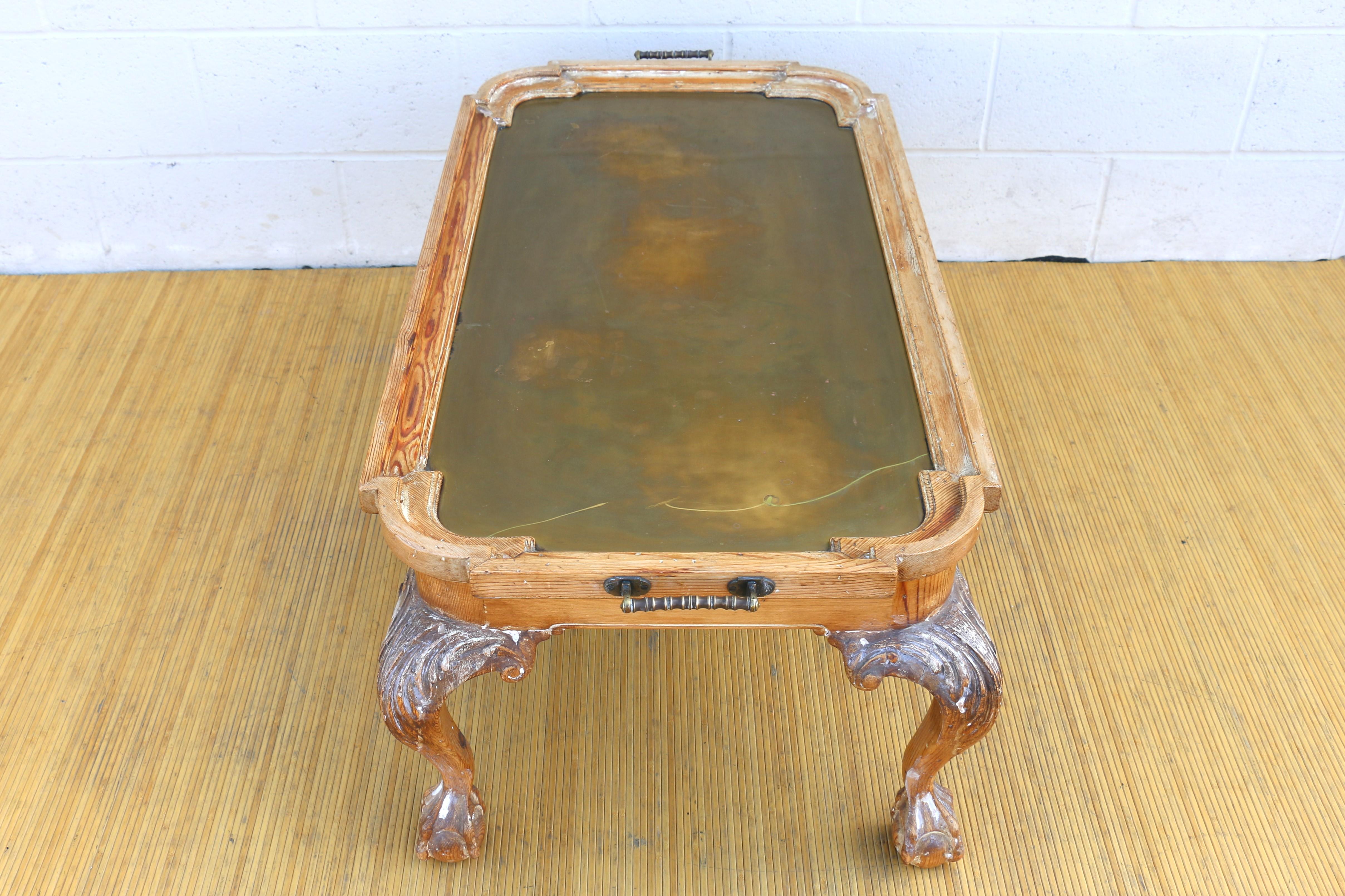 Table basse Chippendale vintage avec plateau en laiton et pin en vente 2