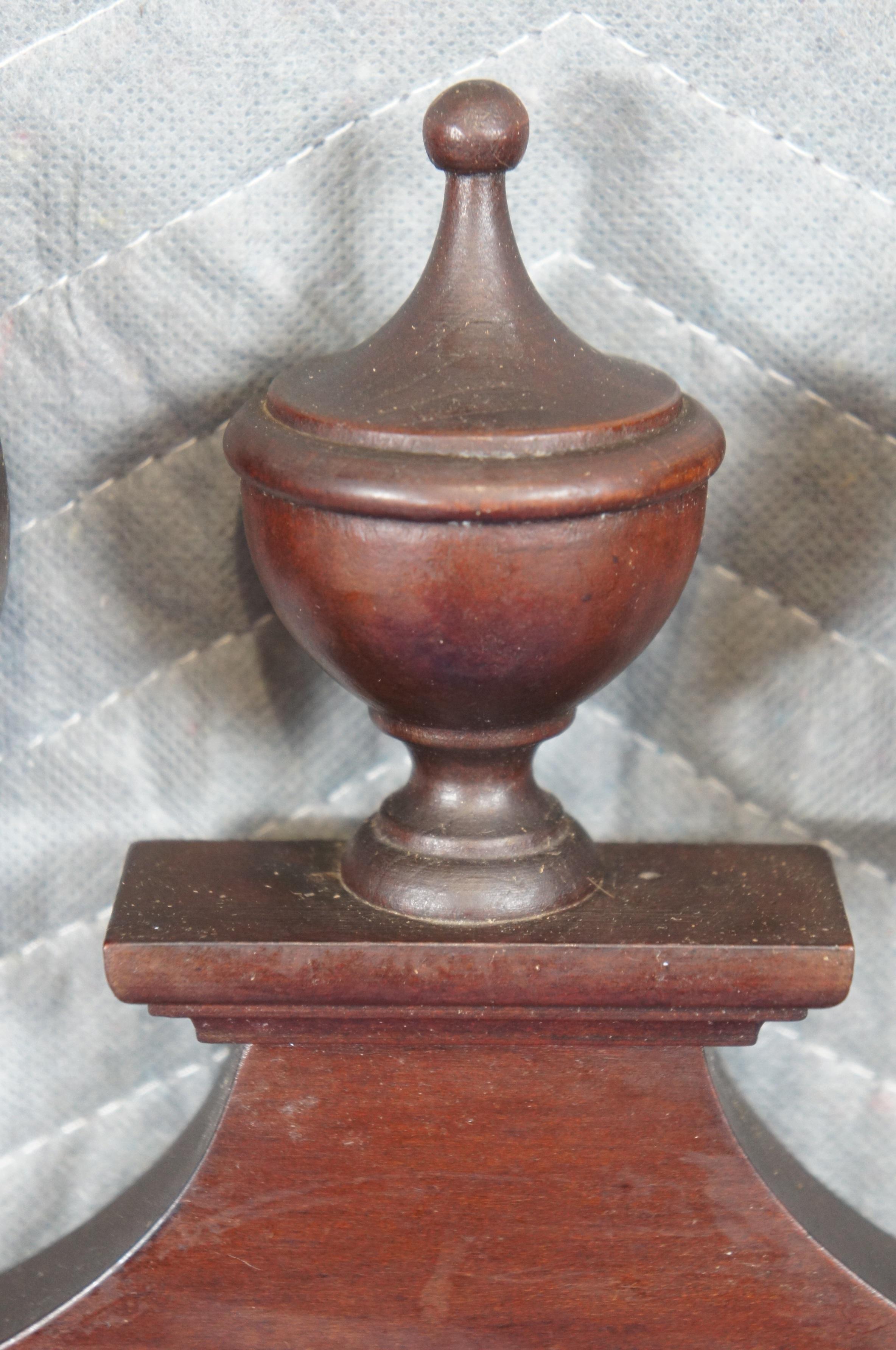 Vintage Chippendale acajou sculpté Trophée Urne Miroir mural 41