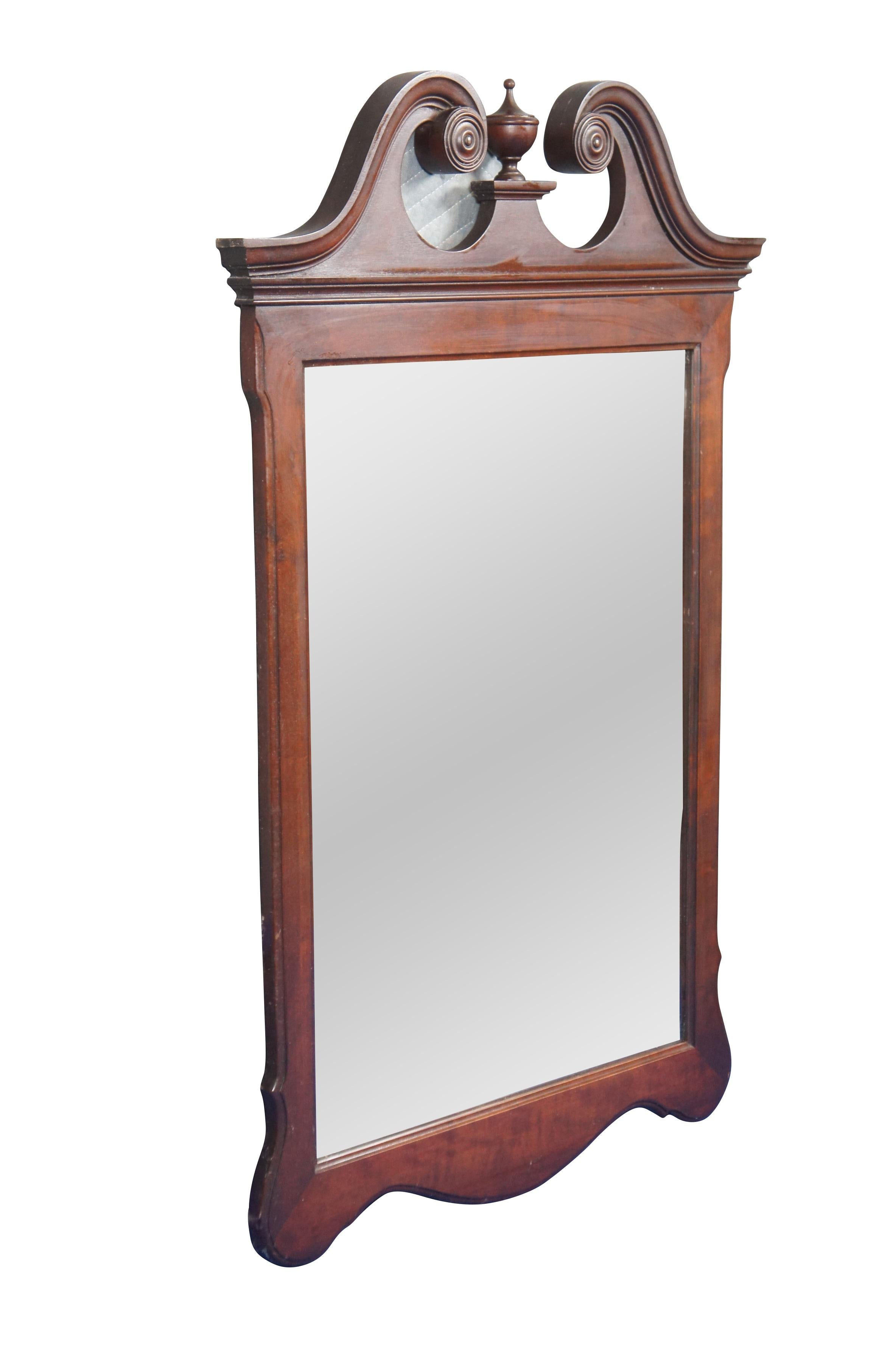 Miroir mural vintage du 20e siècle en acajou de style Chippendale - forme rectangulaire avec bord inférieur festonné et fronton à volutes surmonté d'une urne trophée. Marqué 612 au verso.

Dimensions : 
25,5