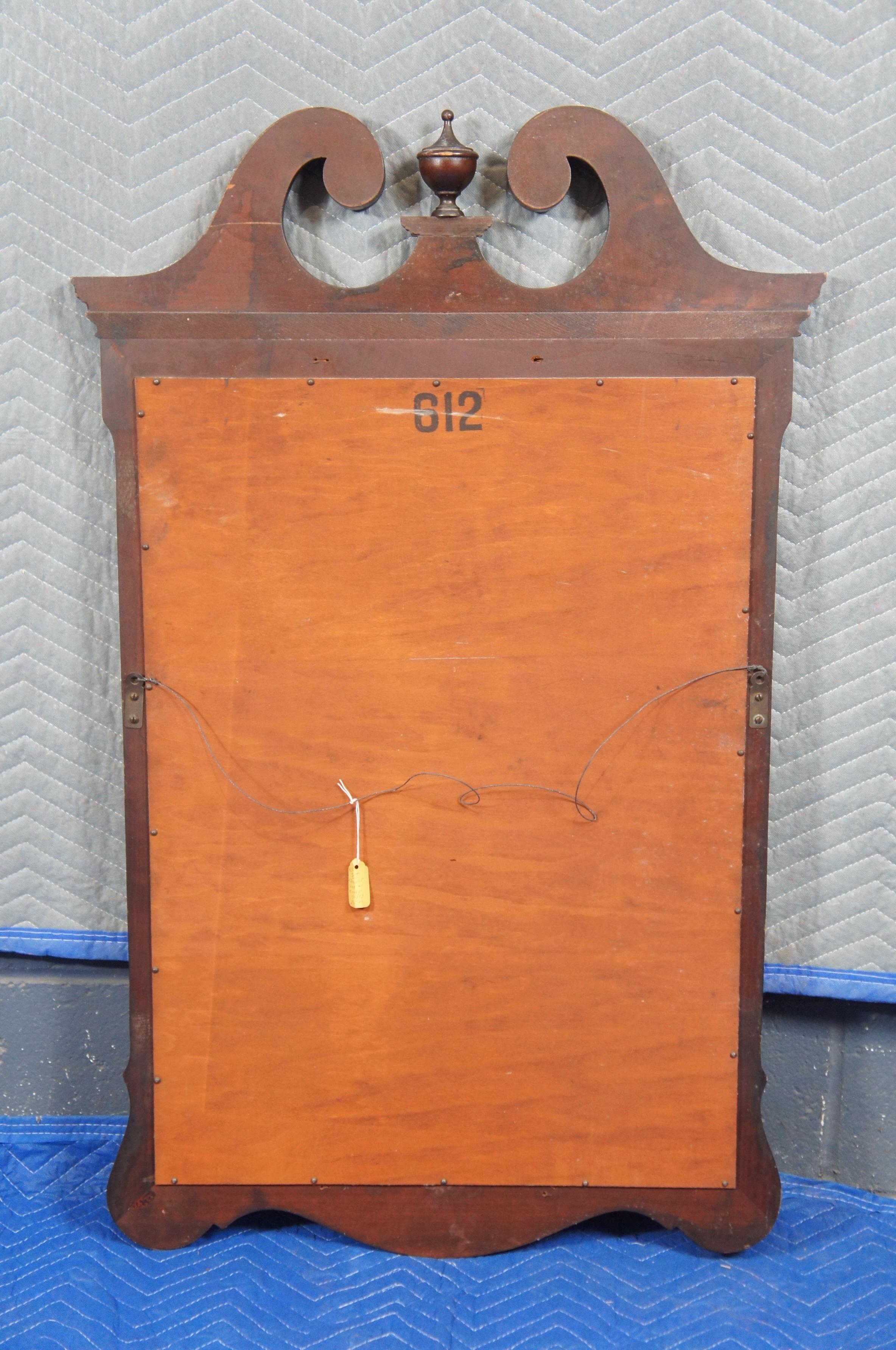 Vintage Chippendale acajou sculpté Trophée Urne Miroir mural 41
