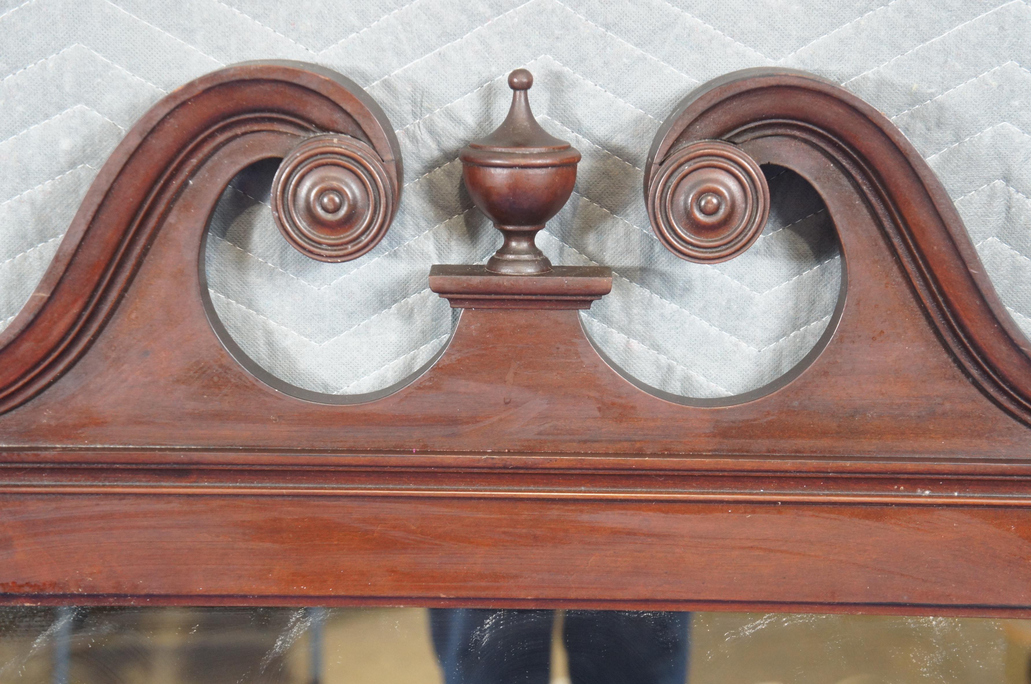 Vintage Chippendale acajou sculpté Trophée Urne Miroir mural 41