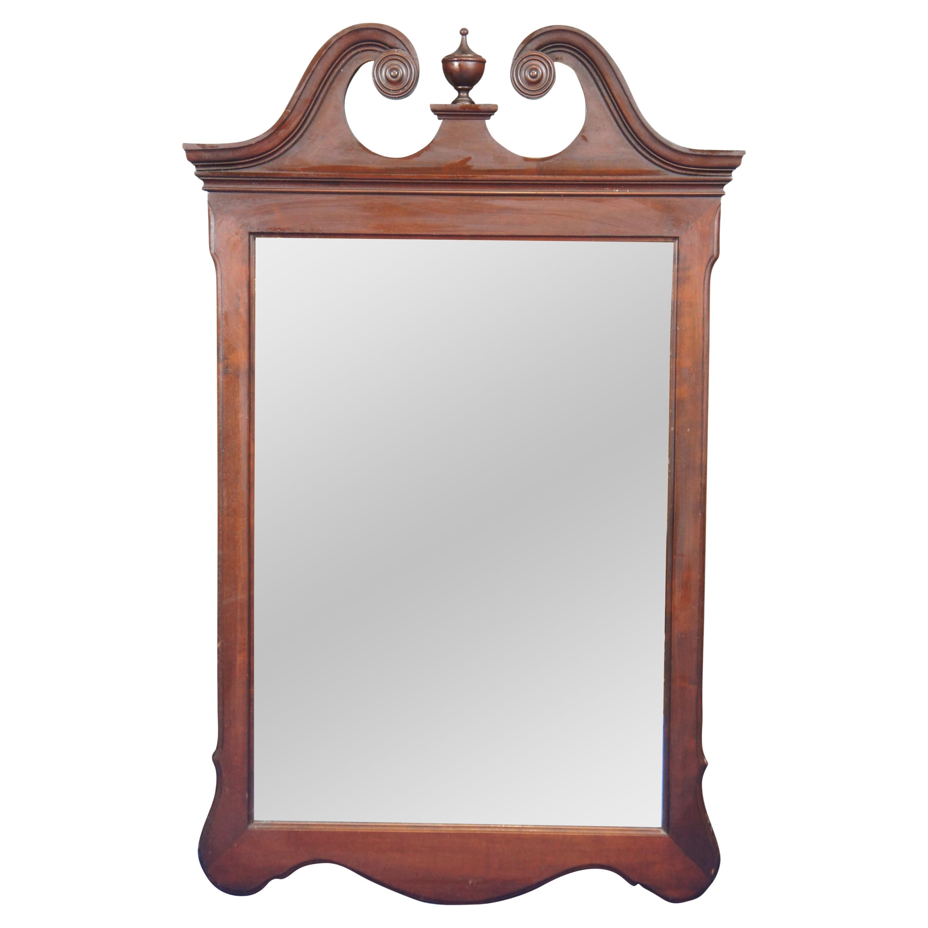 Espejo de tocador de pared Vintage Chippendale de caoba tallada Urna Trofeo 41"