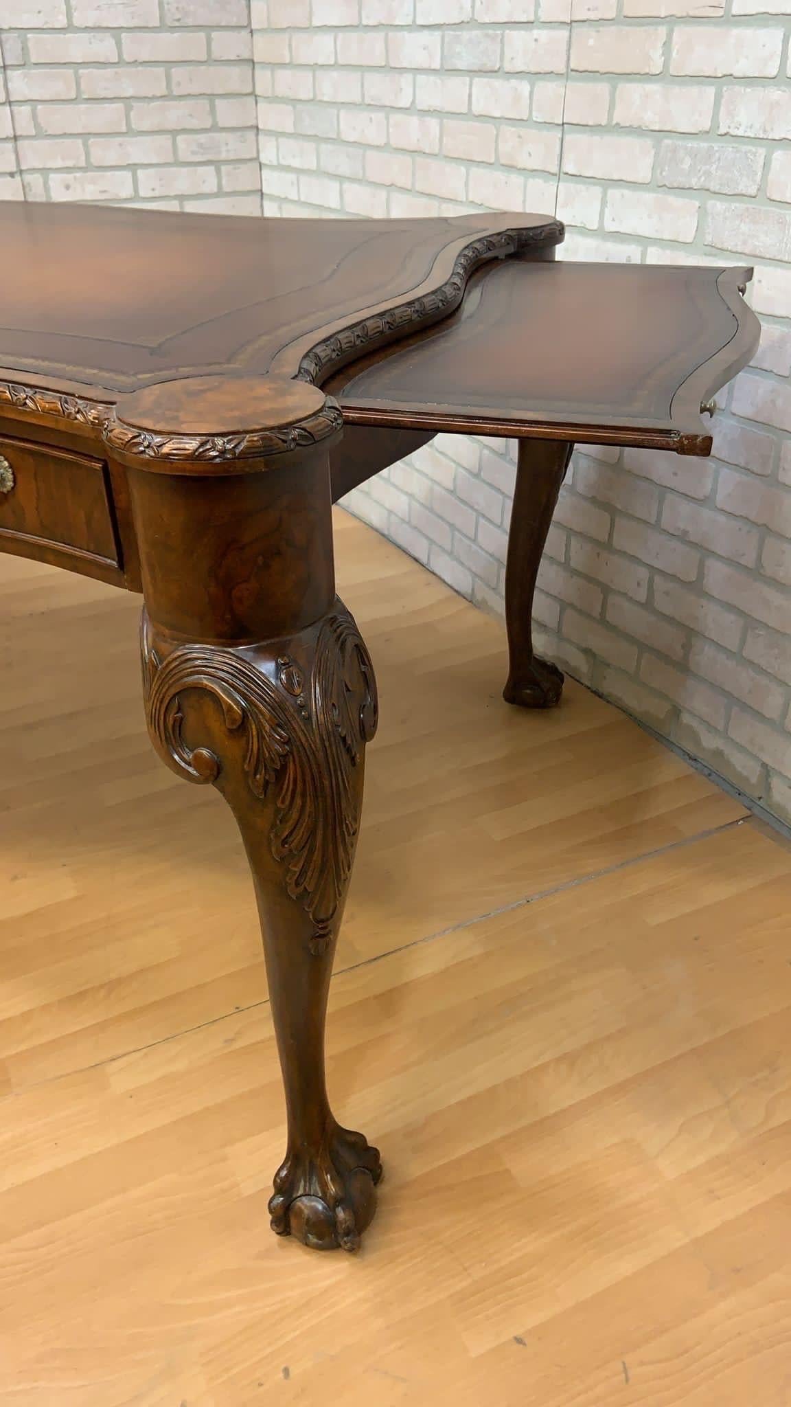 Vintage Chippendale Stil geschnitzt Nussbaum Executive Schreibtisch von Maitland Smith im Zustand „Gut“ im Angebot in Chicago, IL