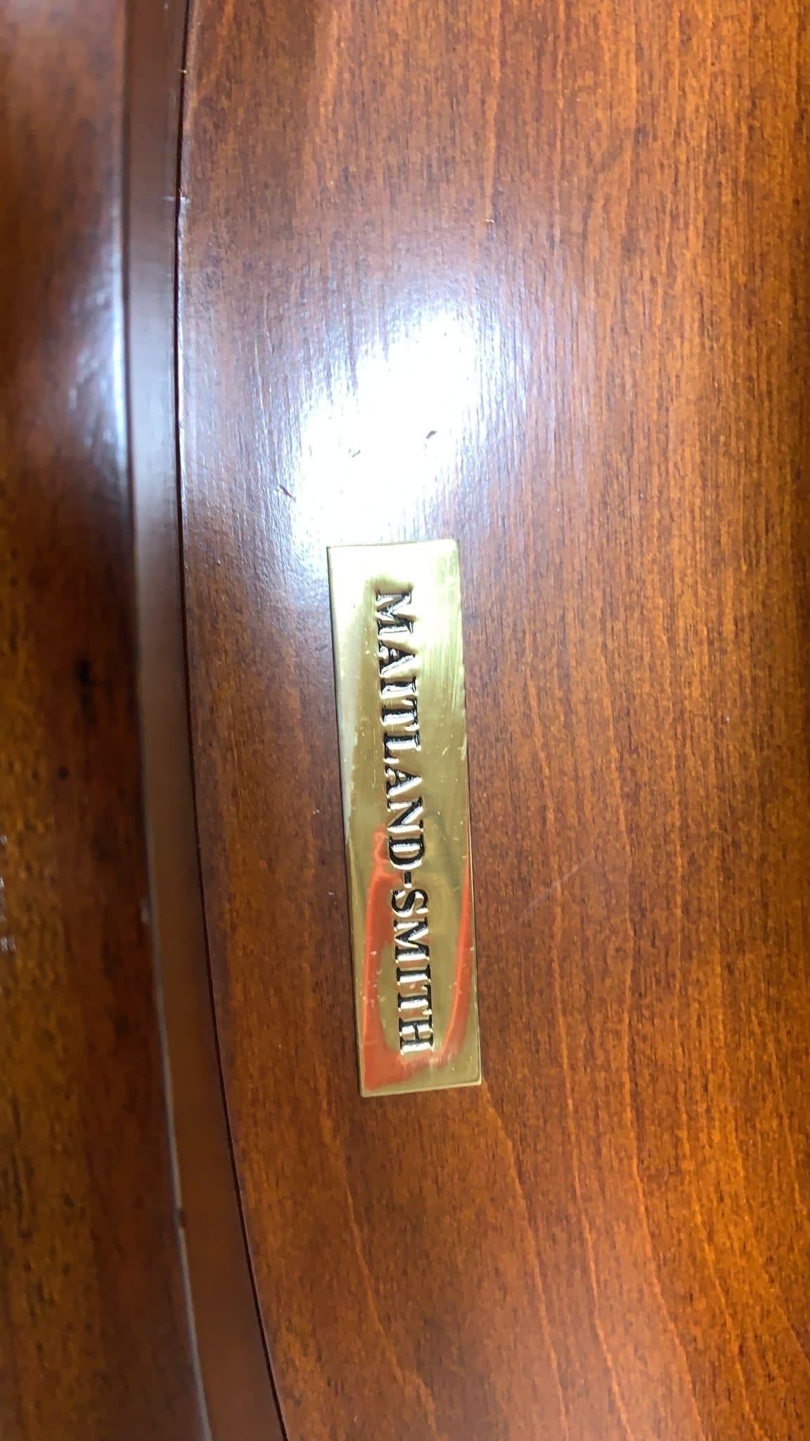 Vintage Chippendale Stil geschnitzt Nussbaum Executive Schreibtisch von Maitland Smith (Messing) im Angebot