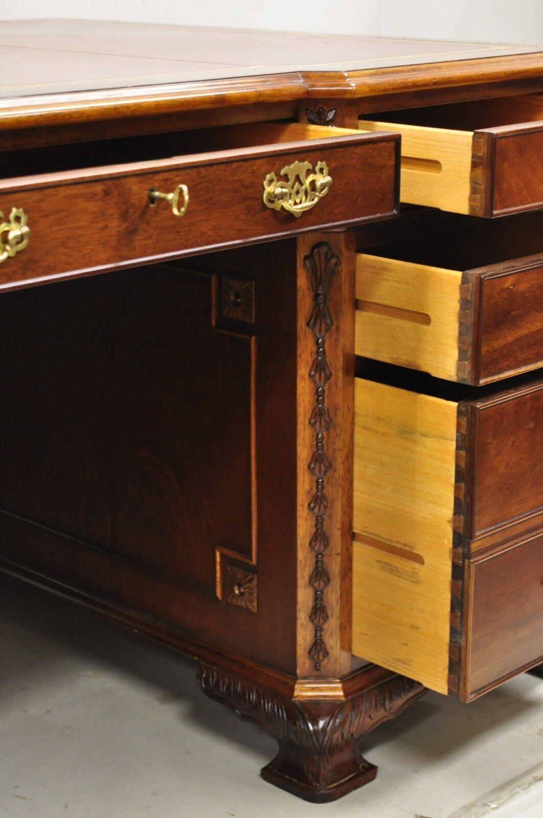 Doppelseitiger Executive Partner-Schreibtisch aus Leder im Chippendale-Stil mit Lederplatte im Angebot 9