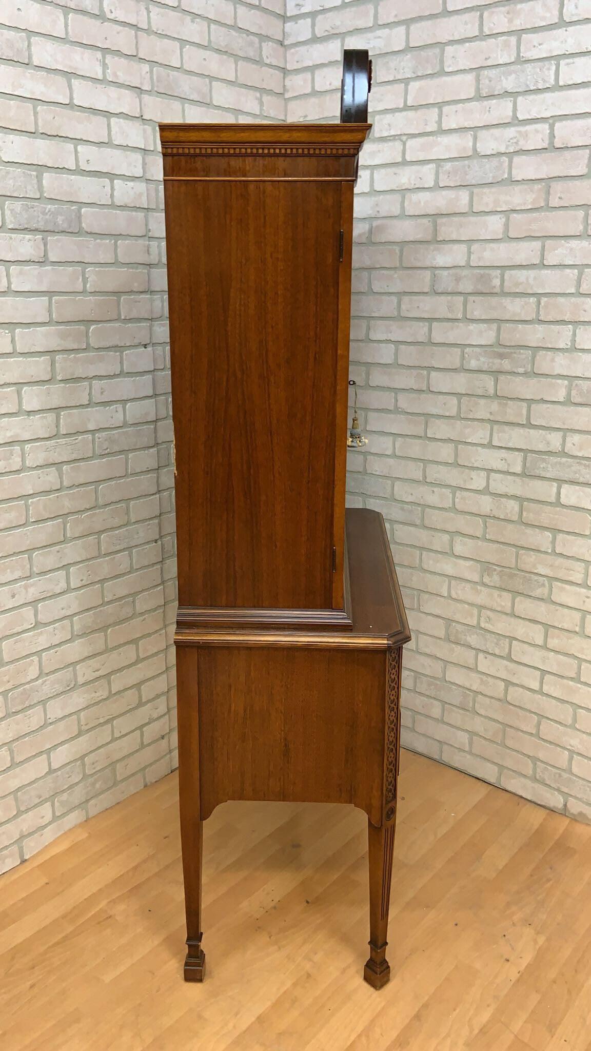 Vintage Chippendale Style Flame Mahogany Display Cabinet/Bookcase In Good Condition For Sale In Chicago, IL