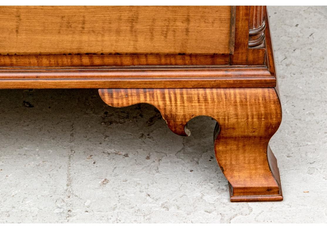 Cassettiera graduata in stile Chippendale vintage In condizioni discrete in vendita a Bridgeport, CT