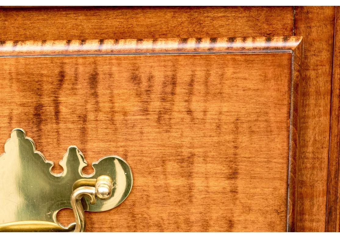 Cassettiera graduata in stile Chippendale vintage in vendita 3